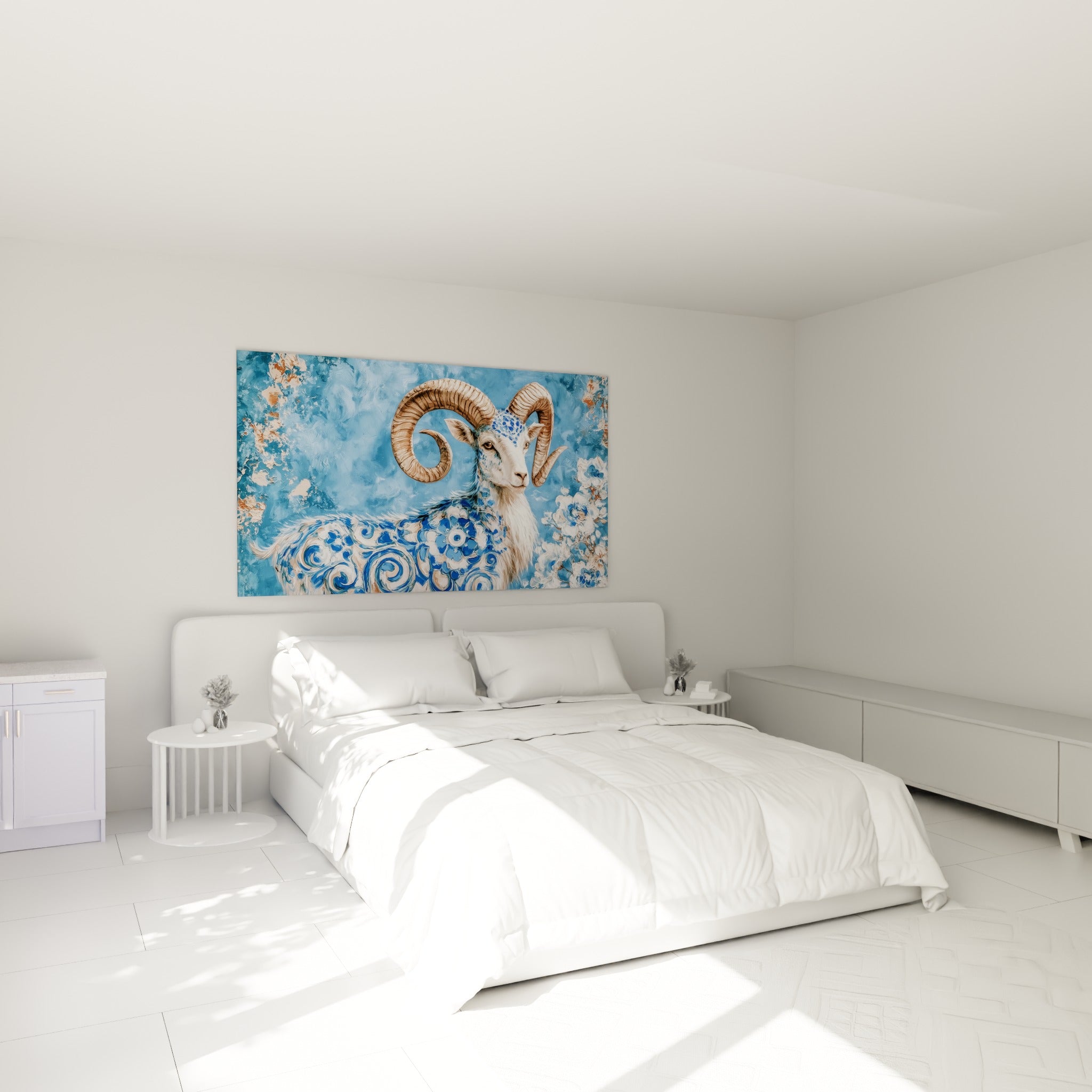 Bélier orné de fleurs bleues et blanches accroché au-dessus d'un lit dans une chambre claire