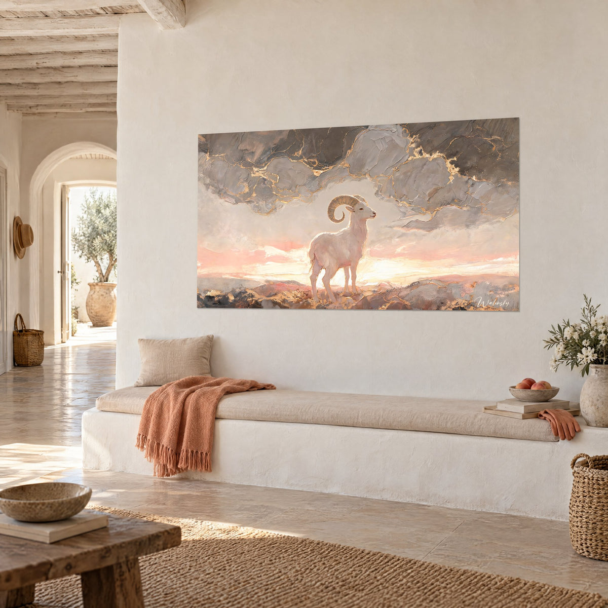 Tableau bélier de profil sur une crête rocheuse, nuages gris taupe fissurés d'or et ciel pêche, mur blanc d'une maison provençale