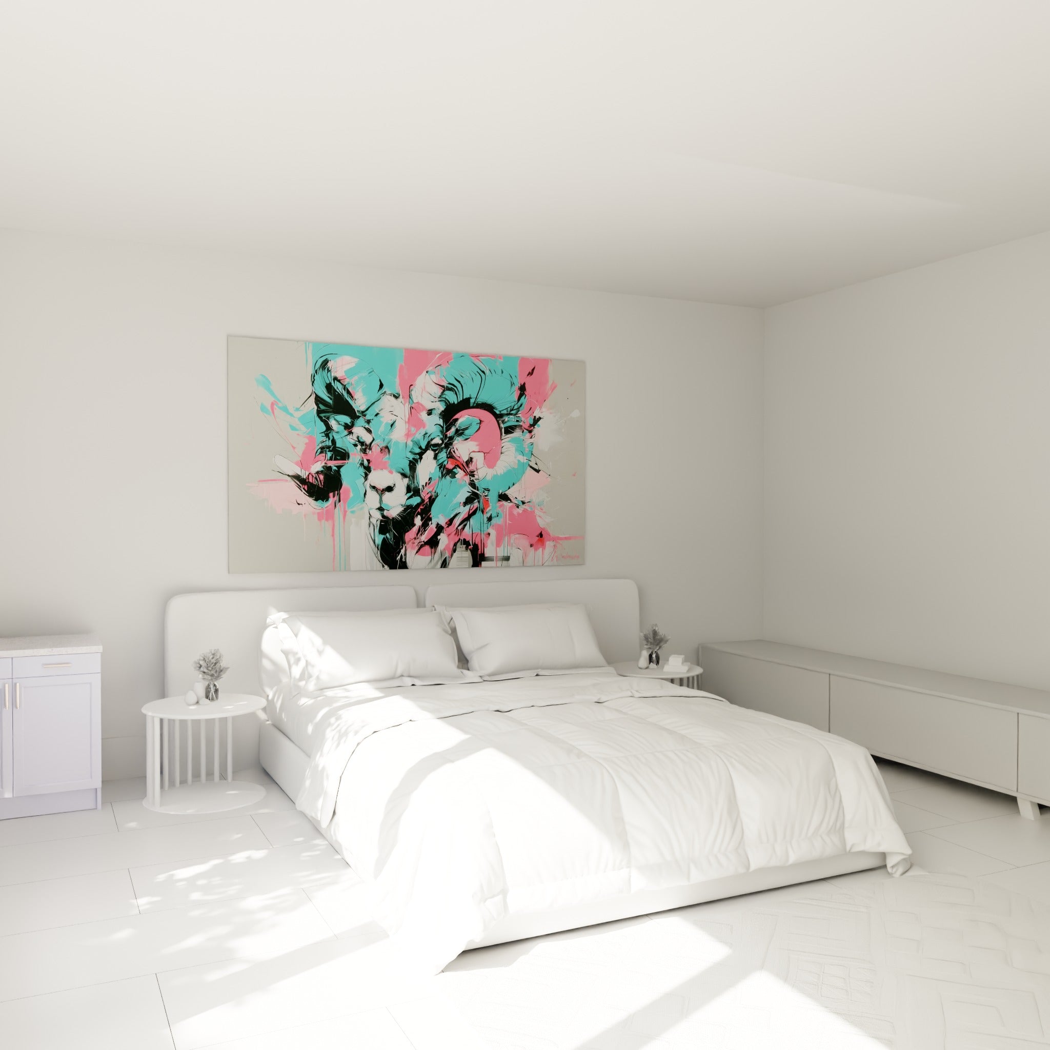 Cornes noires striées de rose fluo et de turquoise vif au-dessus d'un lit dans une chambre claire