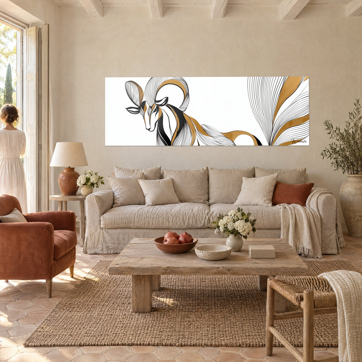 Gemälde Widder stilisiert mit goldenen Spiralhörnern, schwarze Linienführung und fächerförmiger Schwanz, über einem Sofa in einem hellen Wohnzimmer