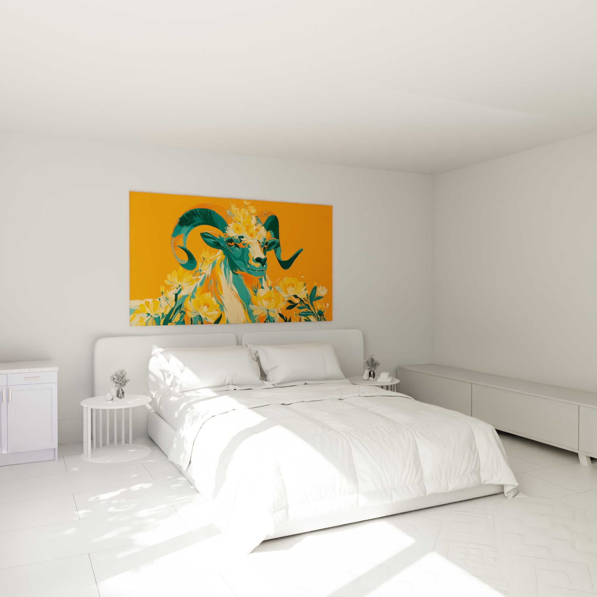 Cornes enroulées et fleurs jaune pâle du bélier accrochées au-dessus d'un lit dans une chambre claire