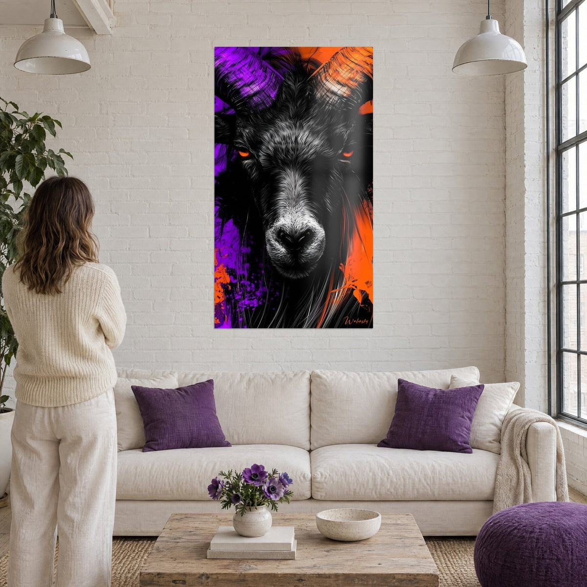 Quadro ariete nero con corna viola e arancio, sguardo incandescente, sopra un divano in un soggiorno luminoso