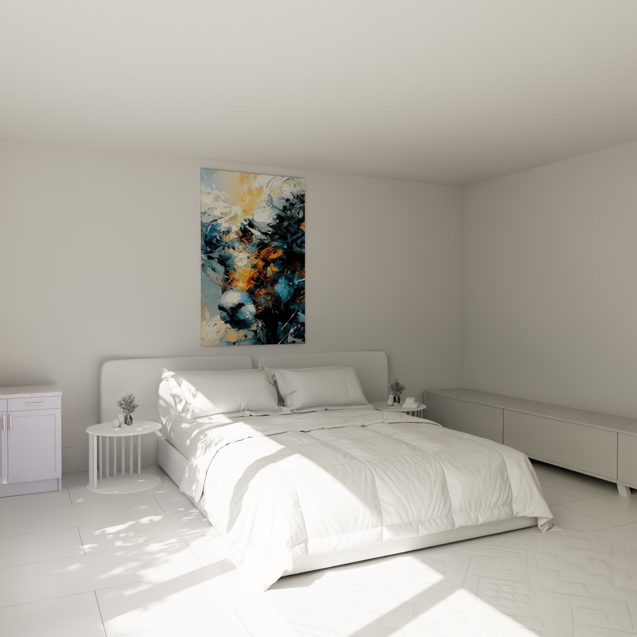 Cornes fragmentées bleu ardoise et touches orange brûlé du bélier, au-dessus d'un lit dans une chambre claire