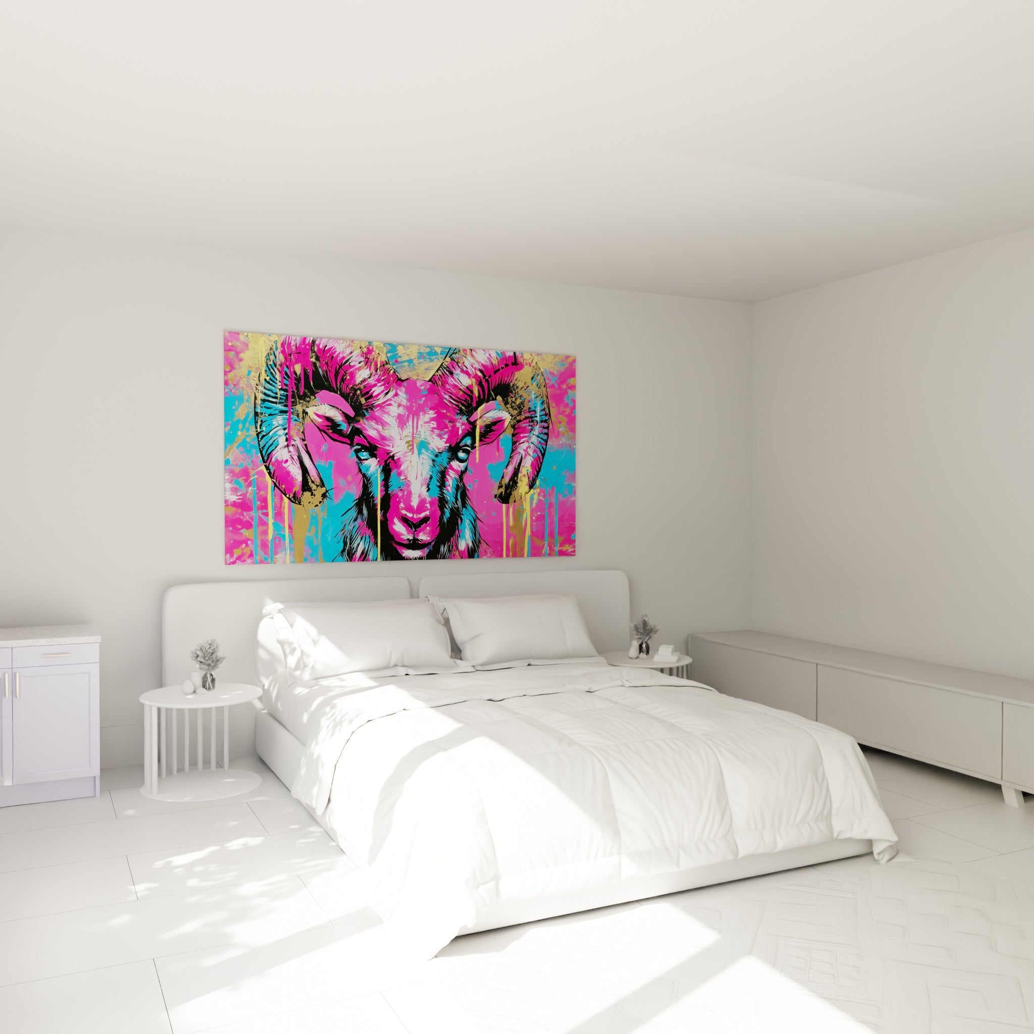 Cornes recourbées rose fuchsia et bleu électrique du Bélier, accrochées au-dessus d'un lit dans une chambre claire