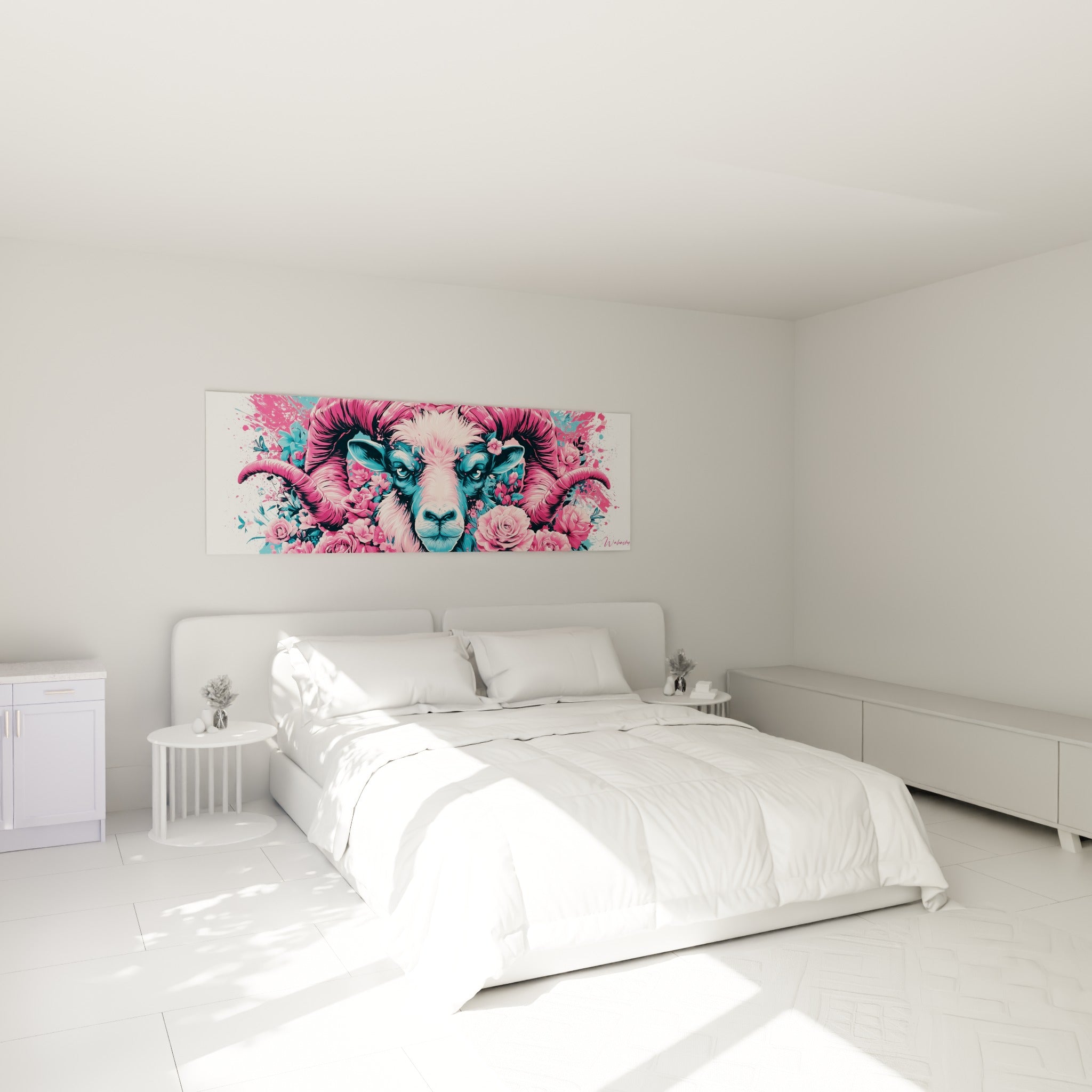 Cornes fuchsia et regard bleu pétrole du bélier fleuri au-dessus d'un lit dans une chambre claire