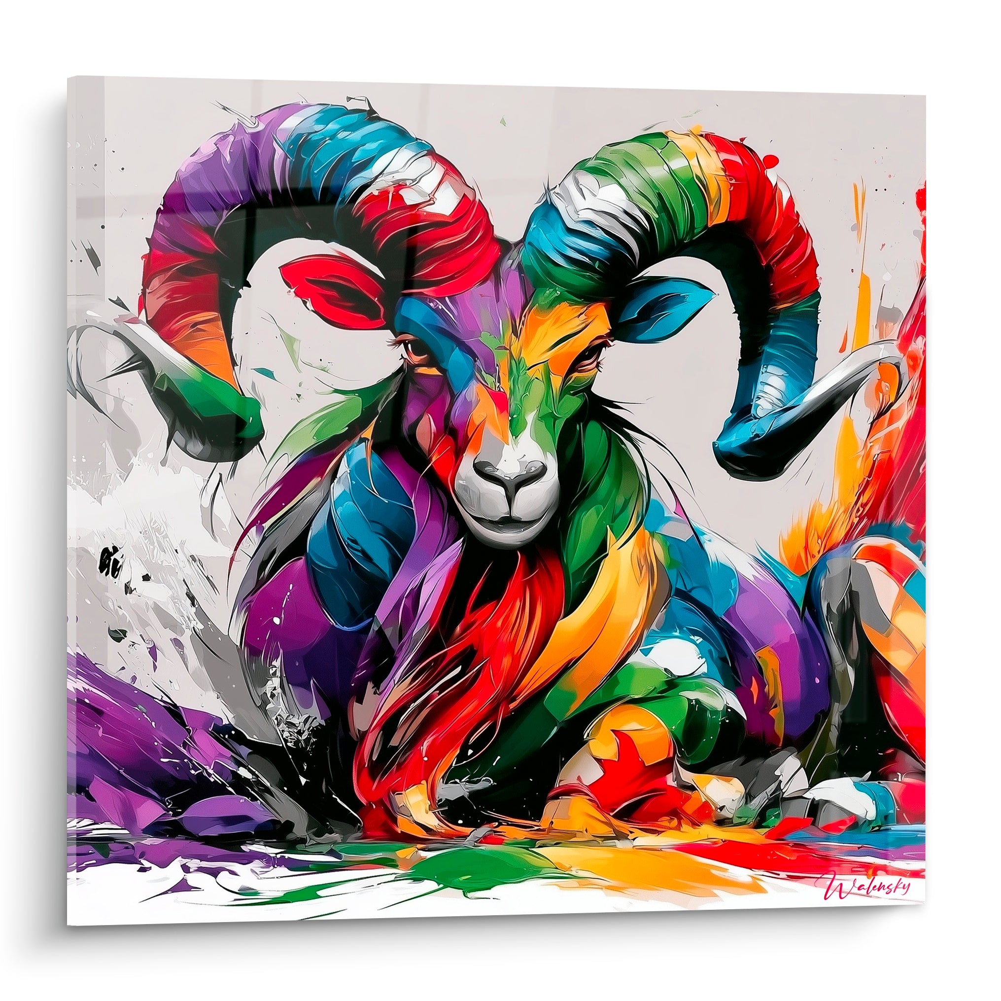 Bélier aux cornes bleu marine et rouge vif, tête colorée en violet, vert et doré sur fond gris