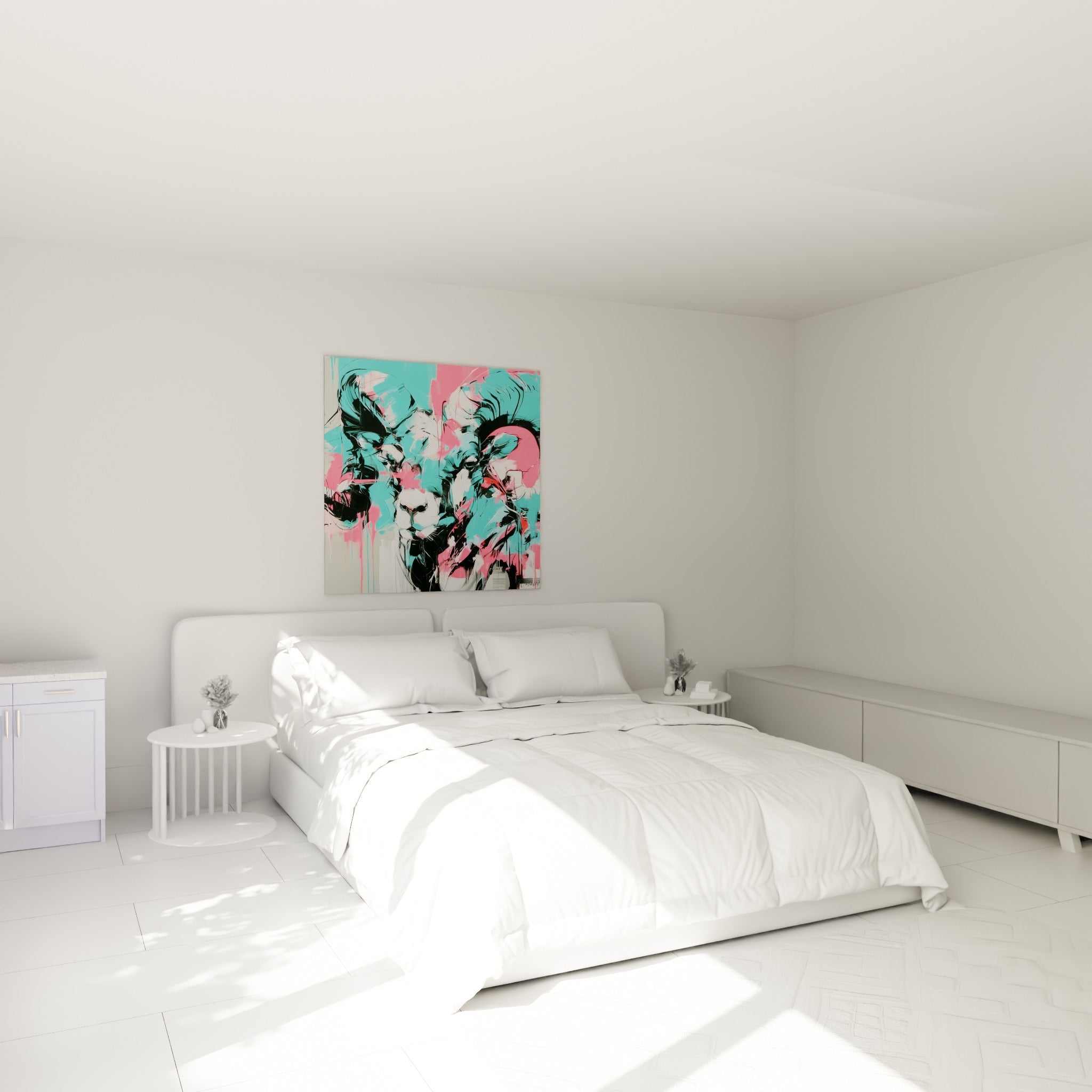 Deux têtes de bélier turquoise et rose fuchsia surplombent un lit dans une chambre claire.