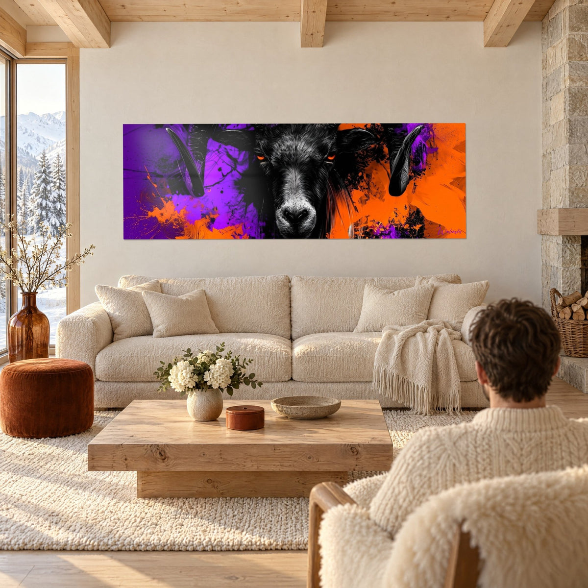 Quadro ariete nero dalle corna a spirale, schizzi viola e arancio, coppia di spalle sopra un divano in un soggiorno luminoso
