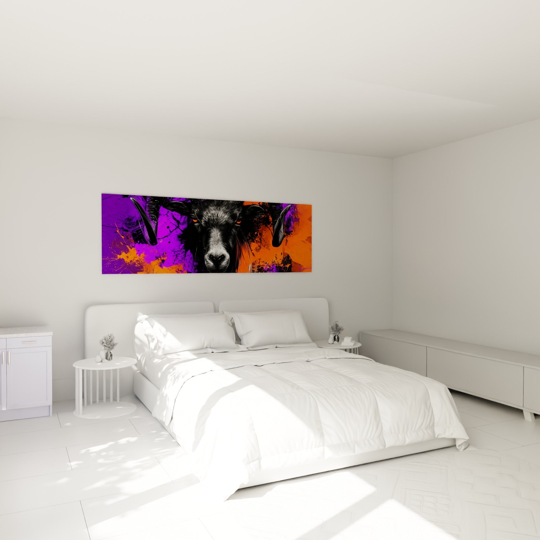 Cornes massives et yeux ardents du Bélier violet, accroché au-dessus d'un lit dans une chambre claire