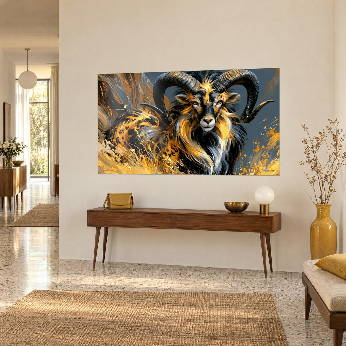 Tableau mouflon au regard ambré, pelage tacheté de léopard noir et jaune moutarde sur fond gris bleu, vu de trois-quarts sur un mur crème