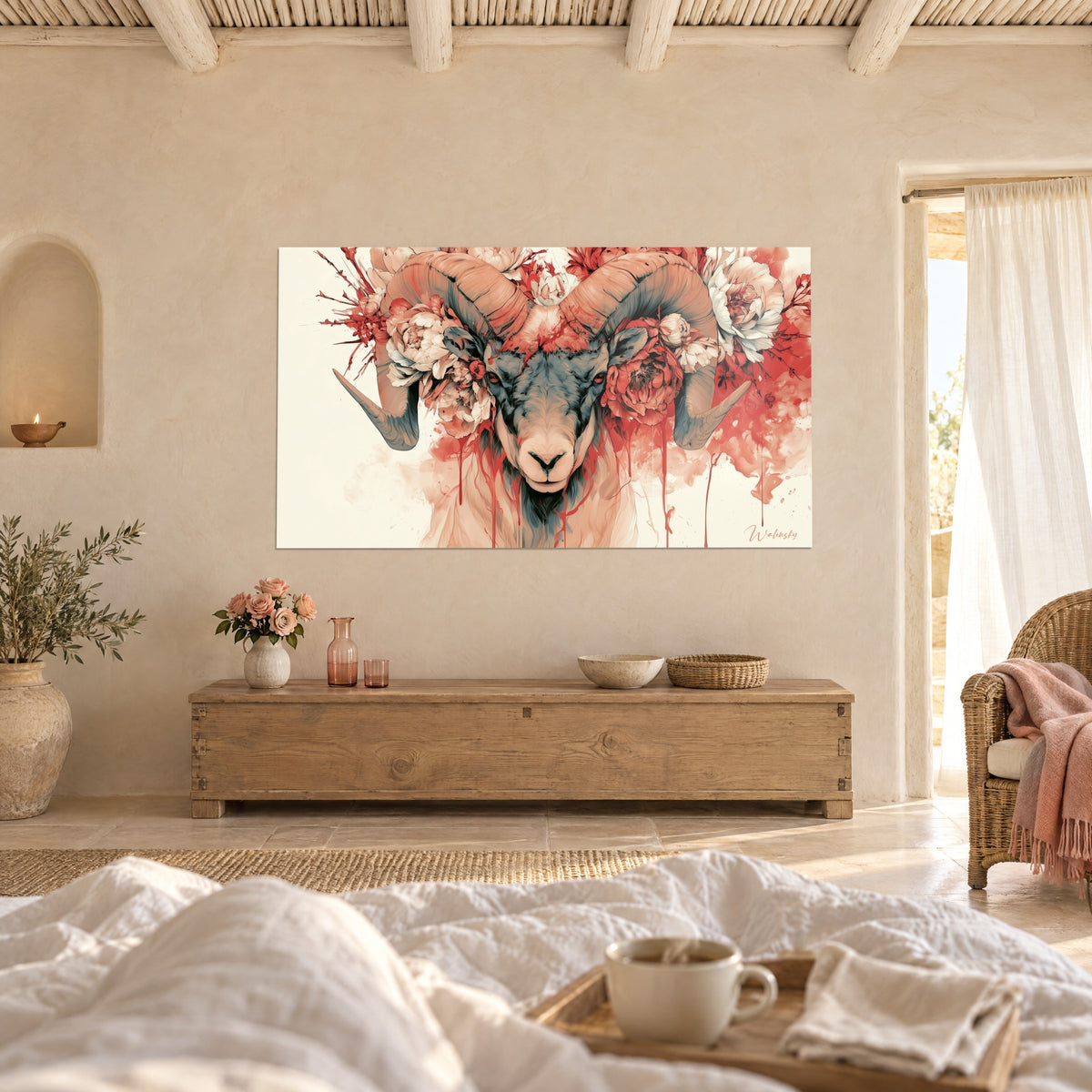 Tableau mouflon à grandes cornes spiralées, pivoines rose pâle et coulures rouges sur fond crème, au-dessus d'un lit dans une chambre claire