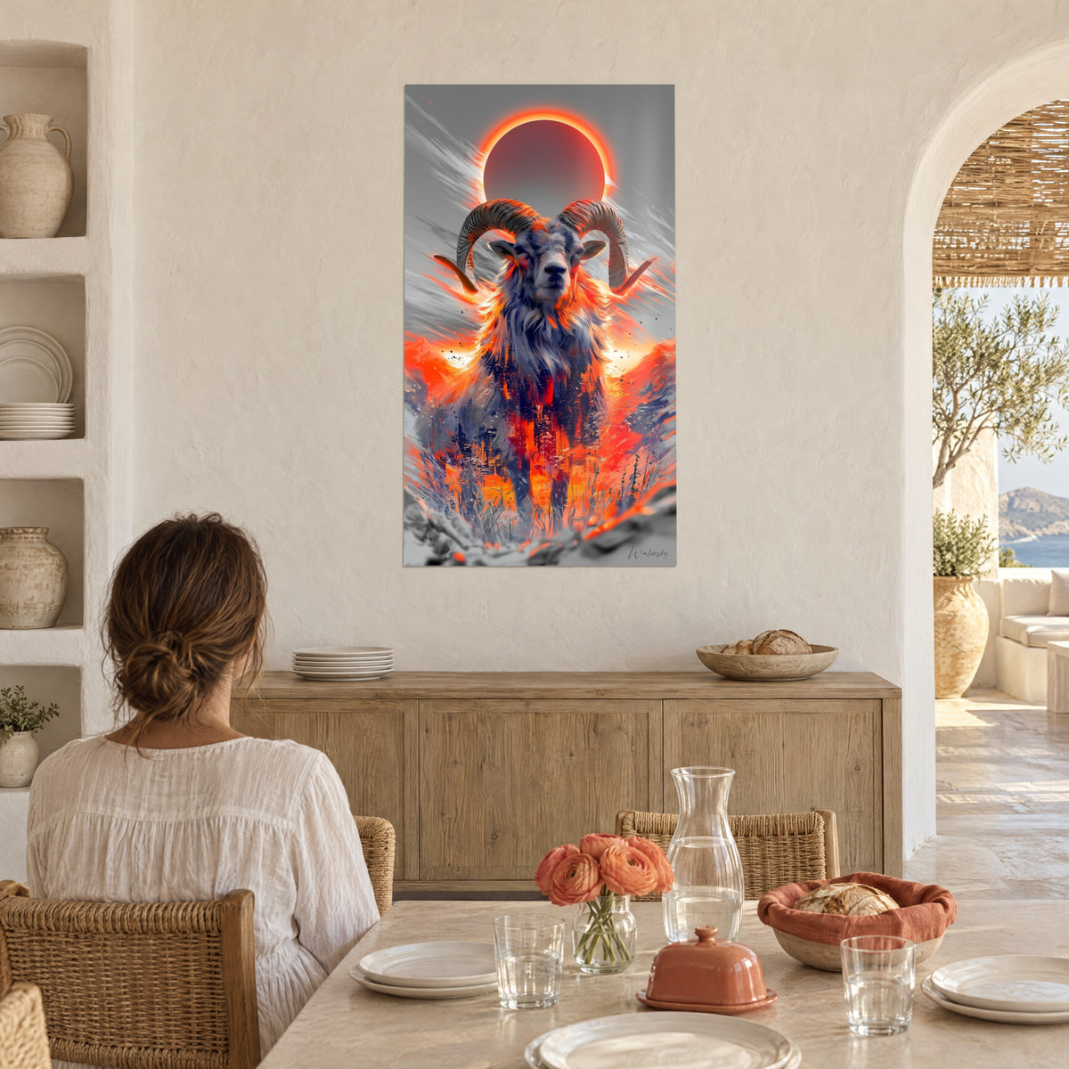 Tableau bélier sauvage aux cornes enroulées, crinière embrasée orange et bleu nuit, éclipse en halo, face à une salle à manger voûtée
