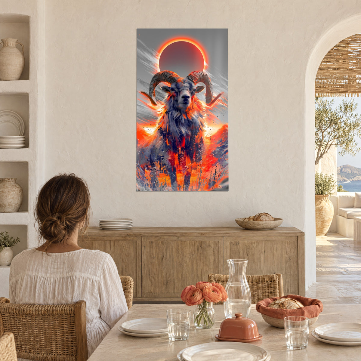 Tableau animal aux cornes enroulées, couronne solaire orange et fond gris argenté, face à une femme attablée dans une salle à manger voûtée