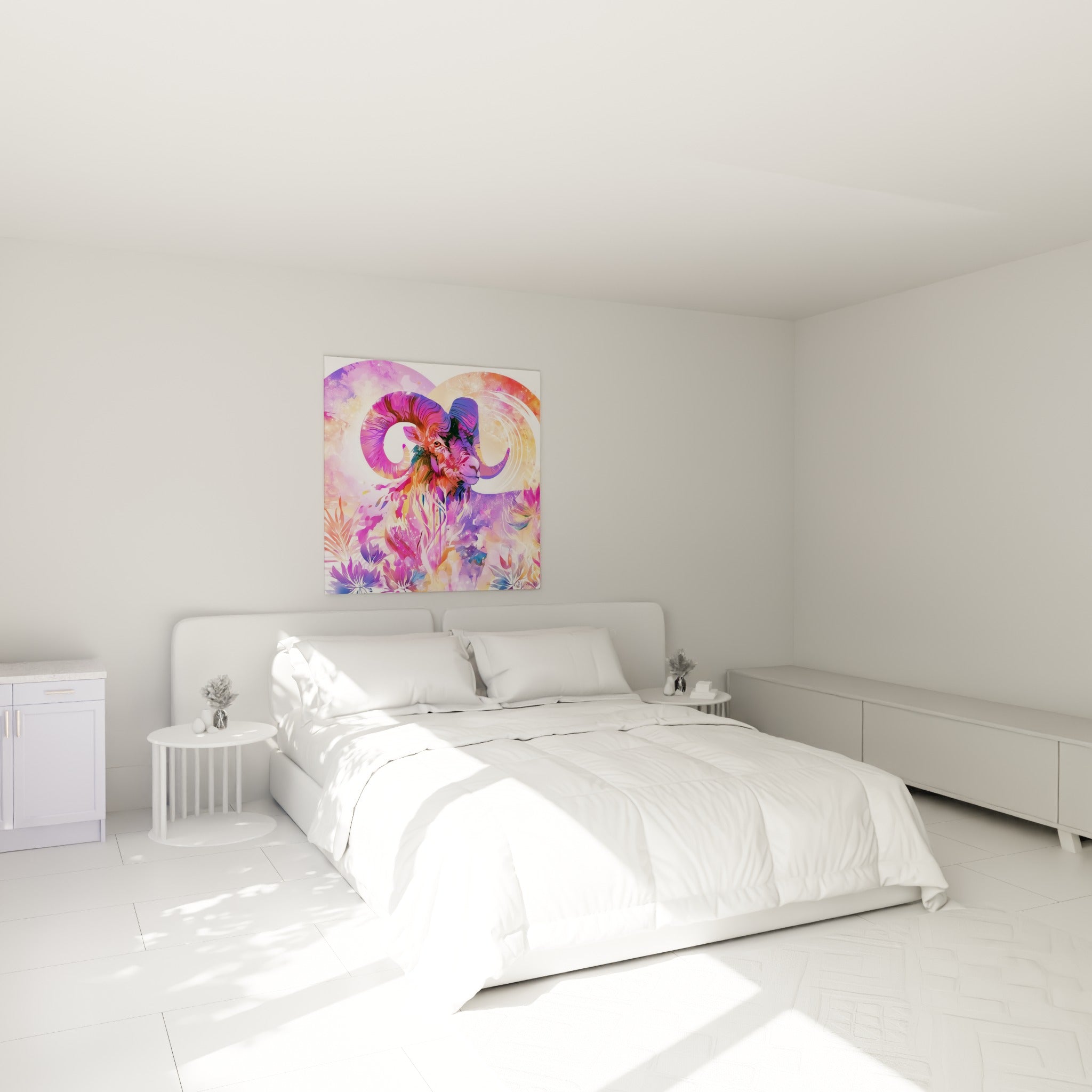 Cornes en spirale rose et violet du bélier, accrochées au-dessus d'un lit dans une chambre claire
