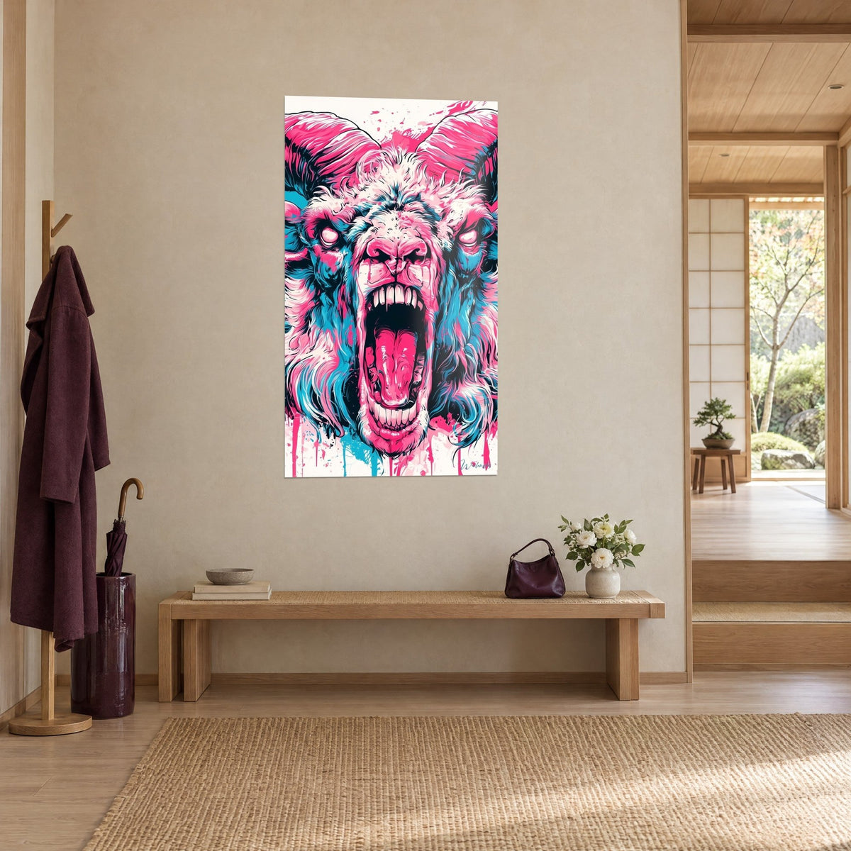 Tableau tête de bélier aux yeux exorbités, toison fuchsia et bleue, gueule noire grande ouverte, entrée japandi en bois clair