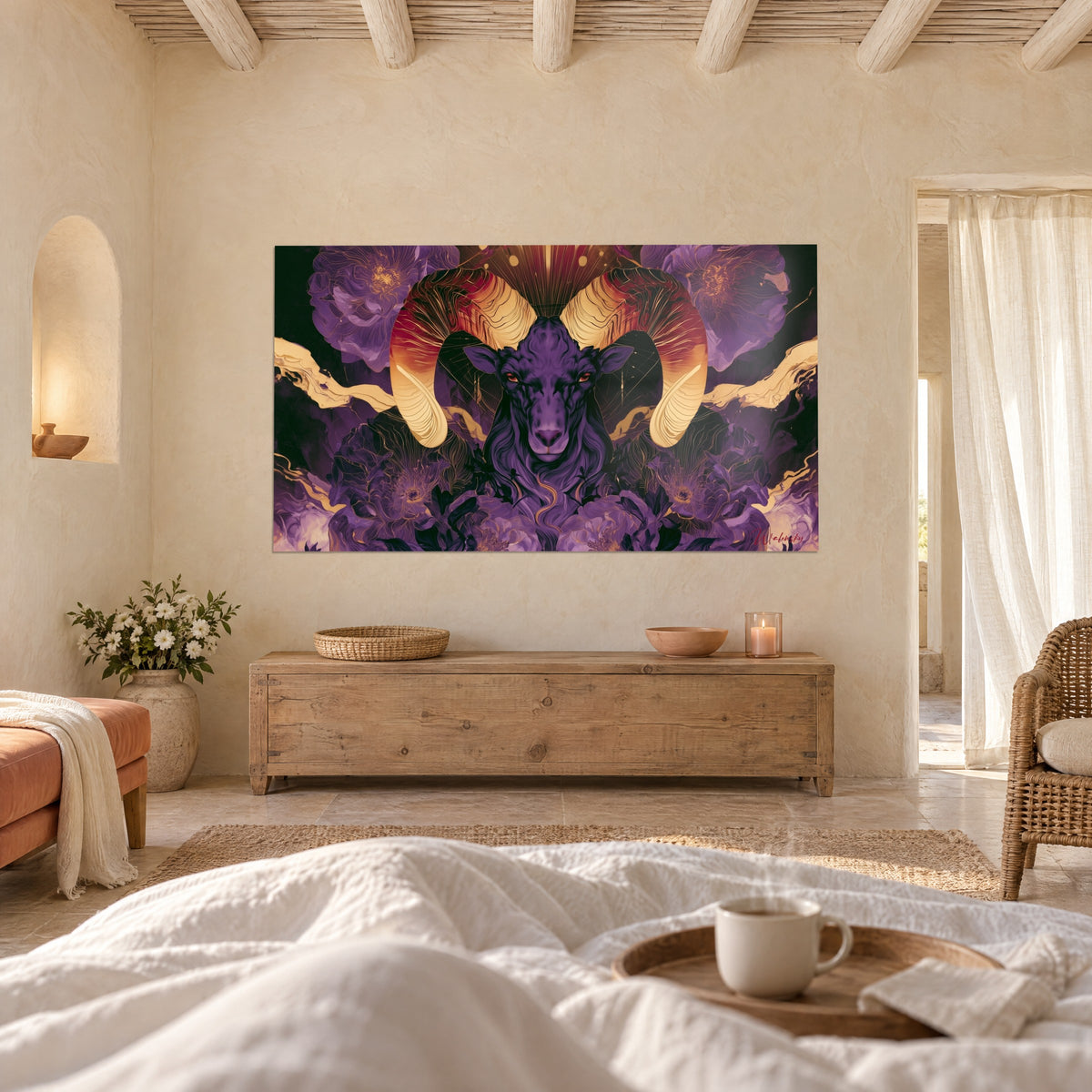 Schilderij paarse rammenkop, crèmekleurige en bordeauxrode spiraalhoorns, violette pioenrozen op de achtergrond, boven een bed in een lichte slaapkamer