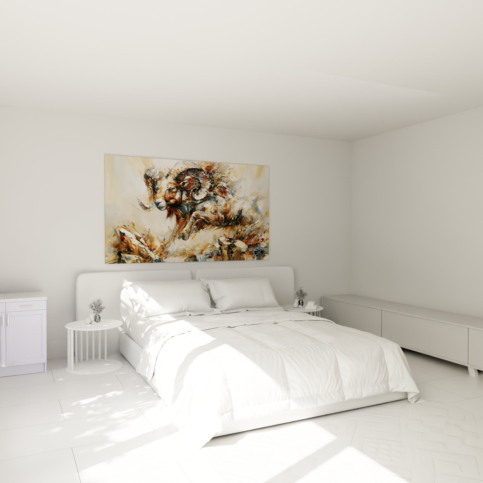 Cornes massives et fourrure ocre du bélier suspendu au-dessus d'un lit dans une chambre claire