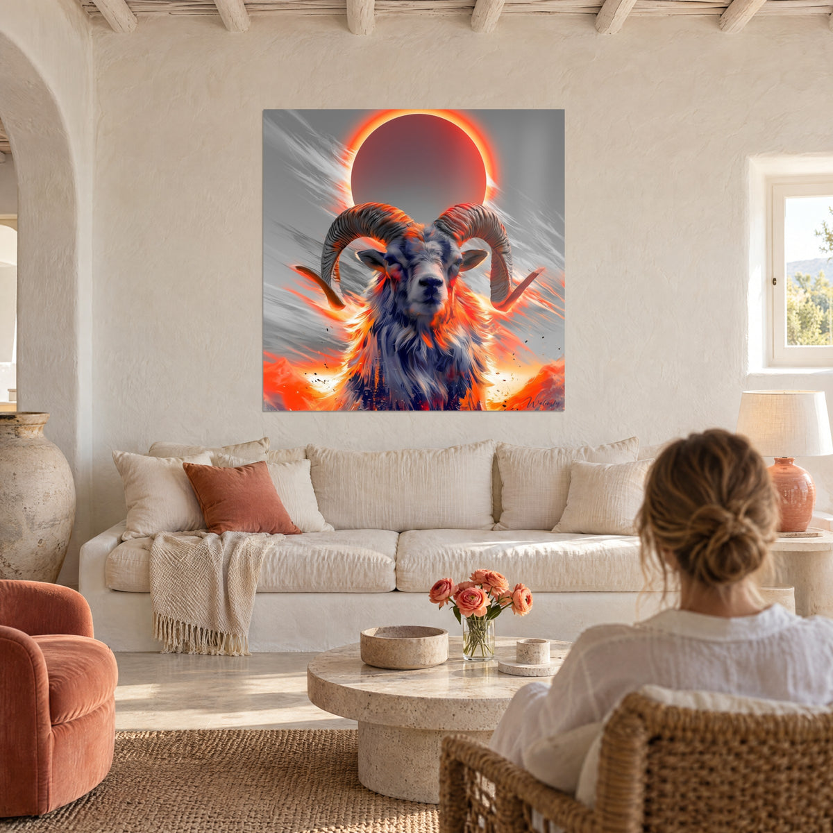 Gemälde Widder mit spiralförmigen Hörnern vor einer roten und orangefarbenen Sonnenfinsternis, graues Fell, über einem Sofa in einem hellen Wohnzimmer