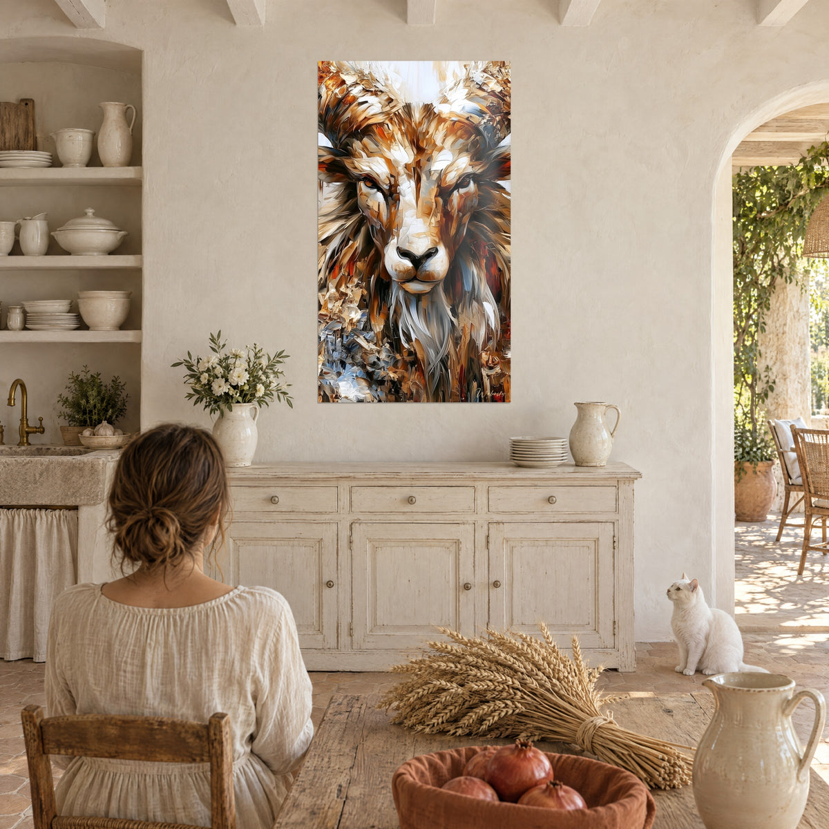 Tableau animal de montagne aux cornes enroulées, museau blanc crème et reflets bleu acier, jeune femme de dos et chat blanc près d'un buffet clair