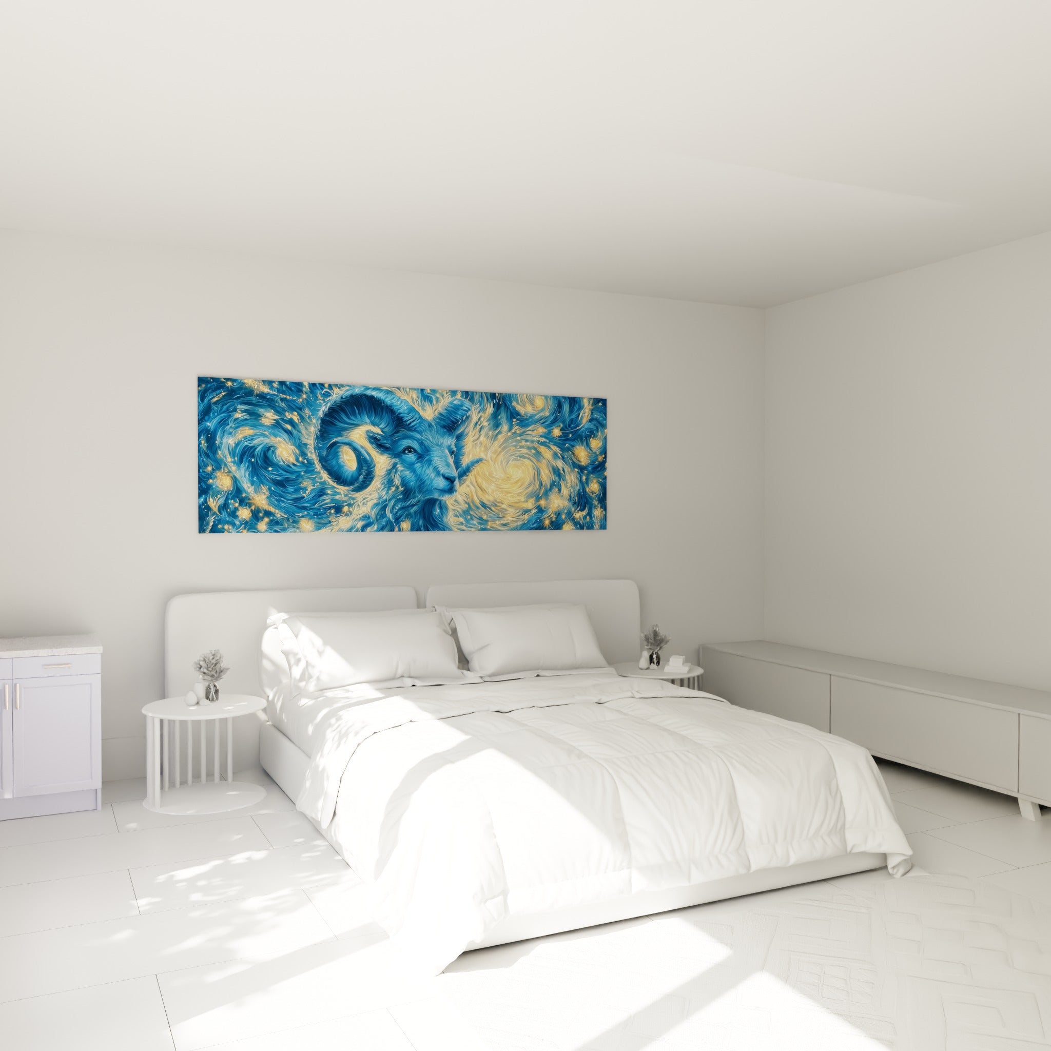 Cornes torsadées bleu marine et reflets dorés au-dessus d'un lit dans une chambre claire