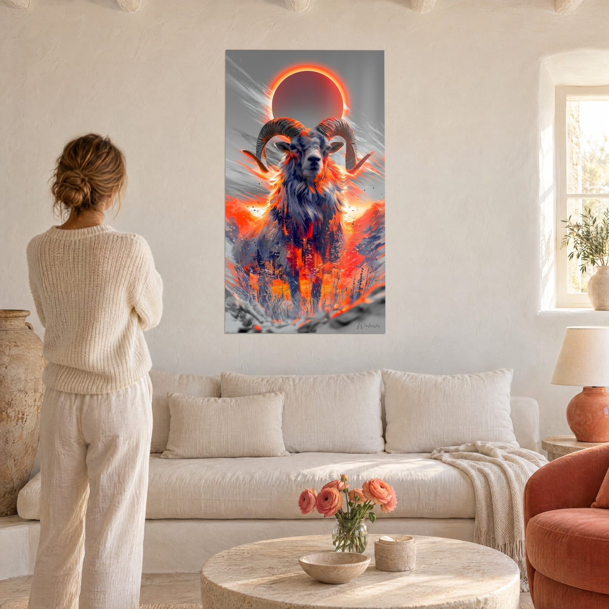 Tableau bélier majestueux aux cornes spiralées, halo rouge d'éclipse et pelage orange et gris, au-dessus d'un canapé dans un salon lumineux