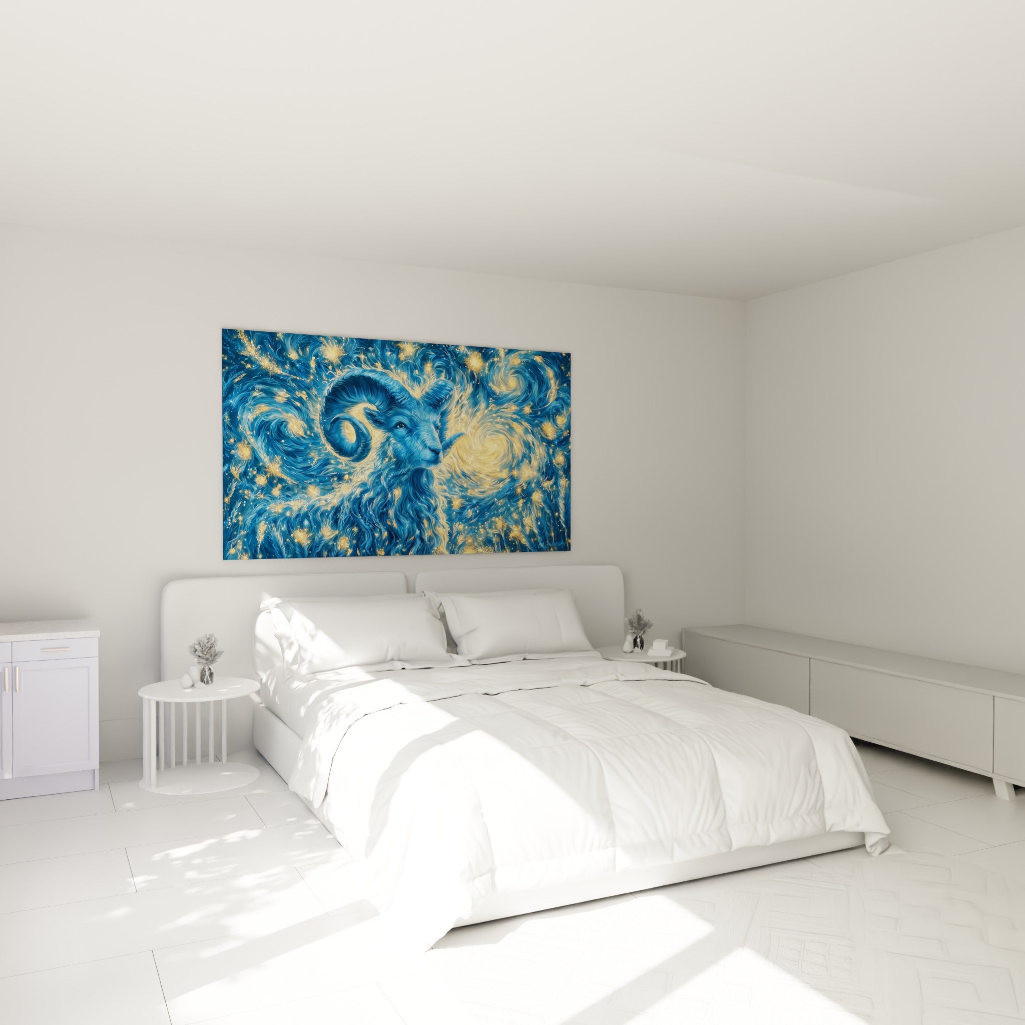 Créature cornue bleu nuit et jaune doré accrochée au-dessus d'un lit dans une chambre claire