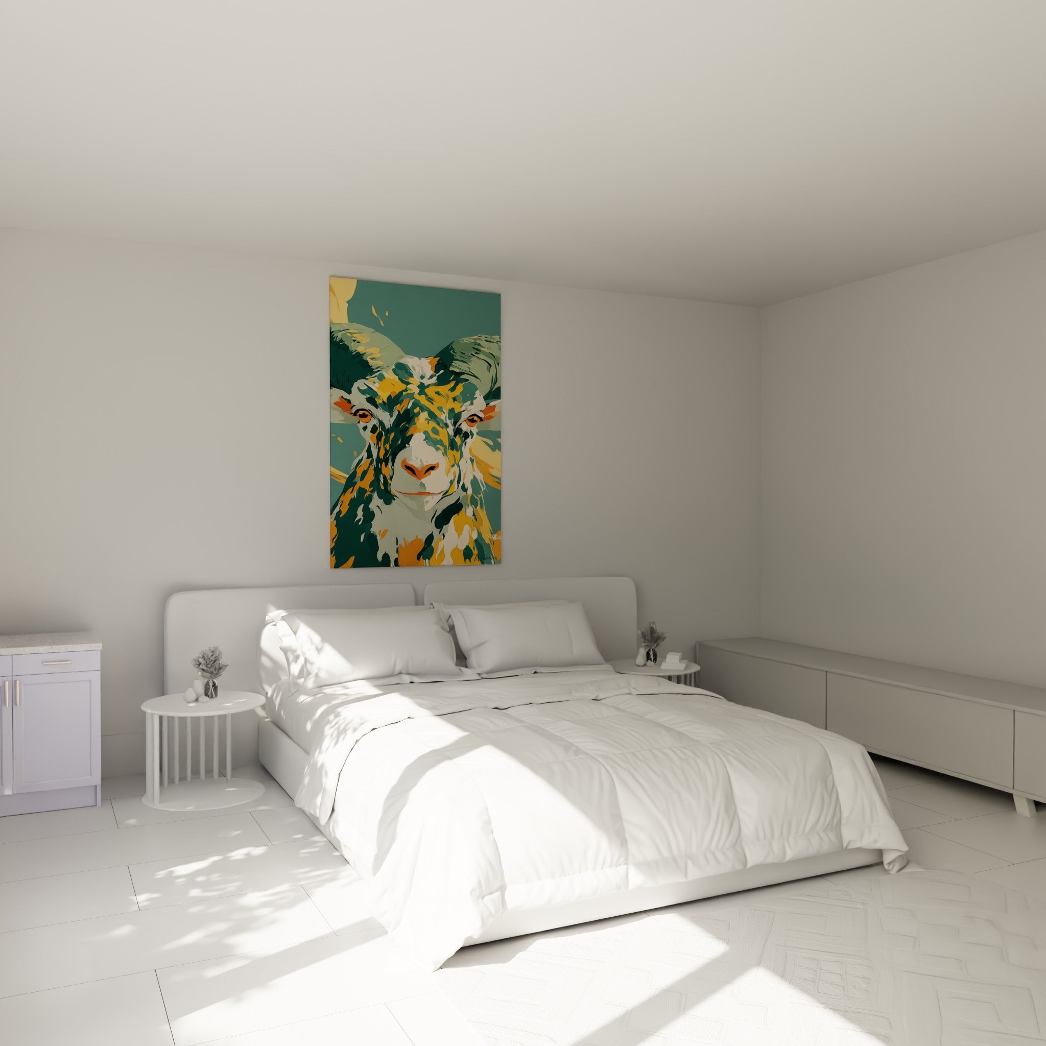 Cornes vert émeraude et pelage ocre doré du bélier, accrochées au-dessus d'un lit dans une chambre claire
