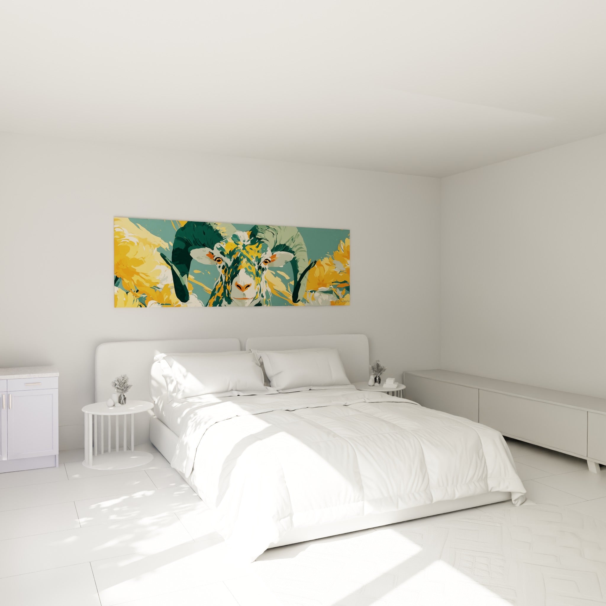 Museau blanc et cornes vert sauge du Bélier, orné de safran, au-dessus d'un lit dans une chambre claire