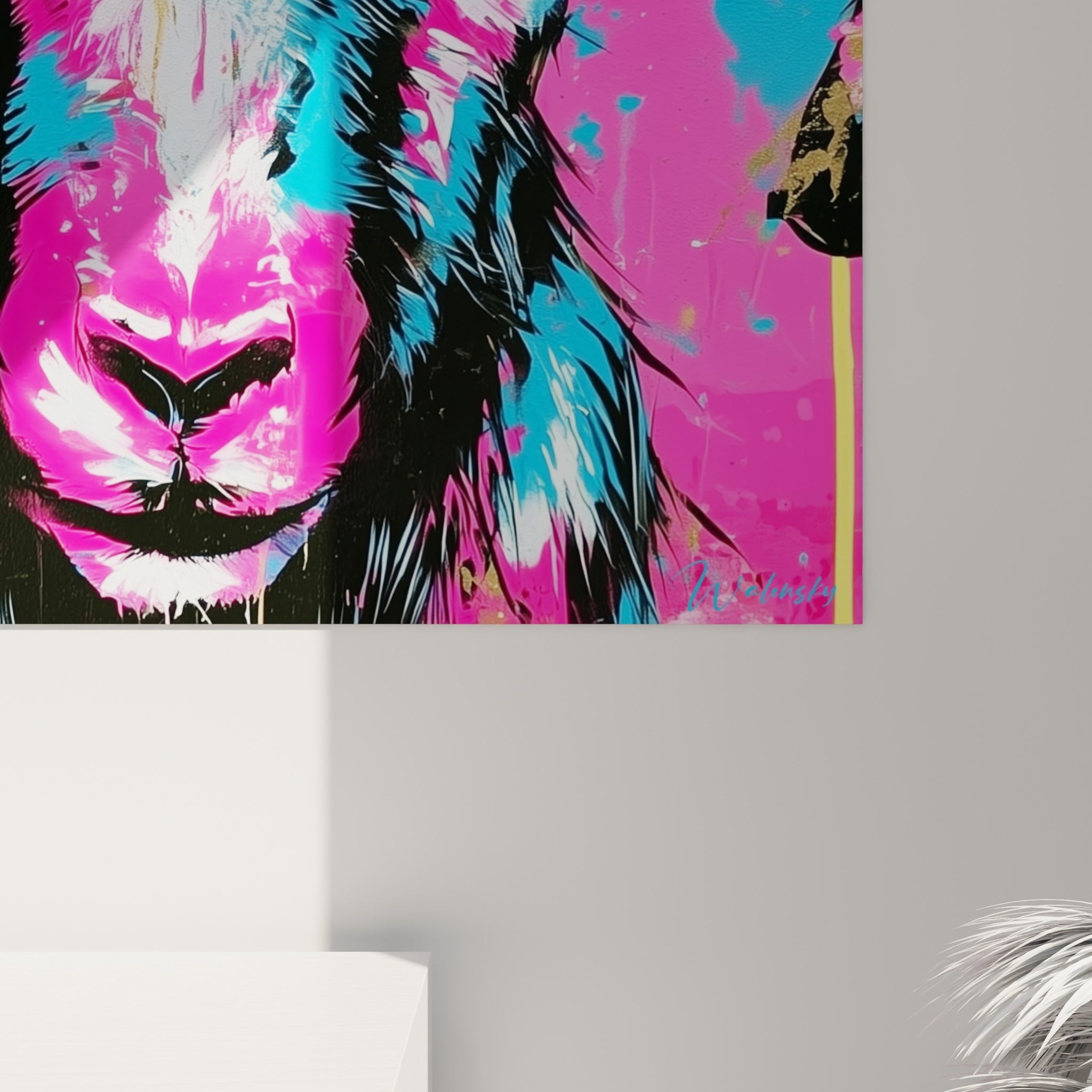 Coulures dorées et éclats blancs sur fourrure peinte en fuchsia et bleu, matière granuleuse de la toile visible