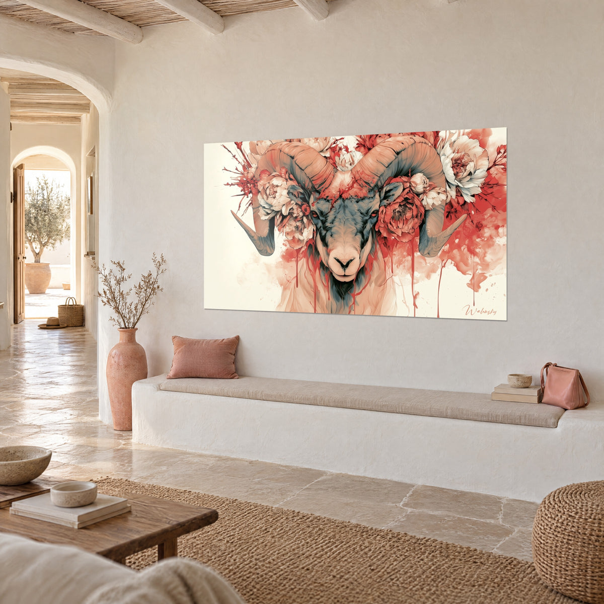 Tableau tête de bélier de face, museau rosé et pelage gris-bleu, fleurs rouges éclatées sur fond ivoire, banquette blanche et sol en pierre