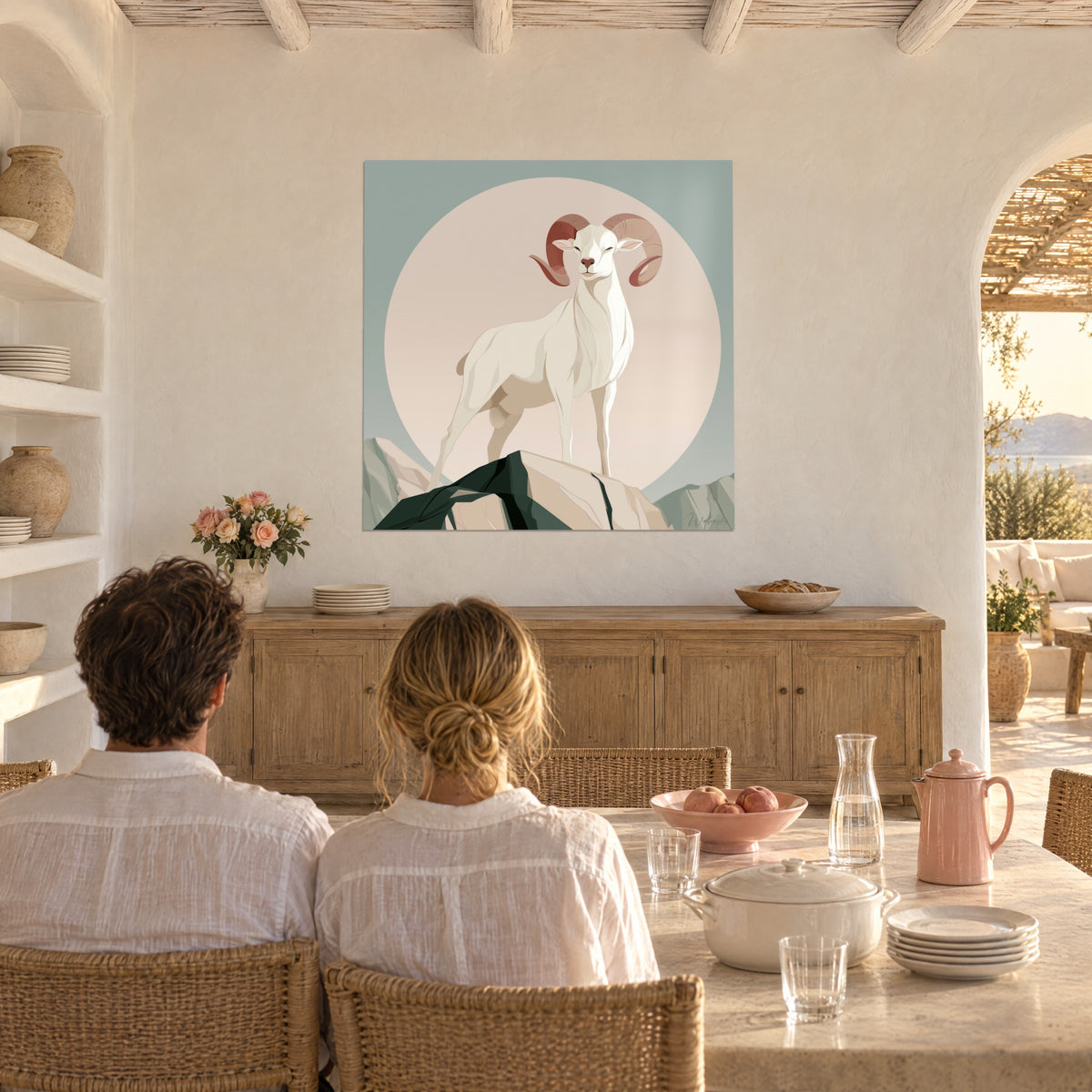 Quadro montone maestoso dallo sguardo sereno, cerchio beige rosato e sfondo verde-grigio, coppia seduta a tavola davanti a una mensola in gesso