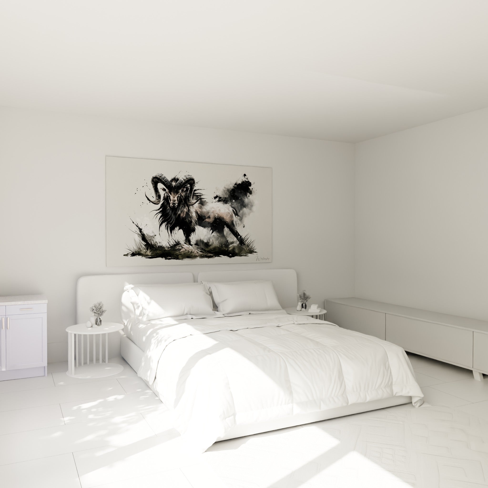 Cornes torsadées et crinière noire du Bélier accrochées au-dessus d'un lit dans une chambre claire