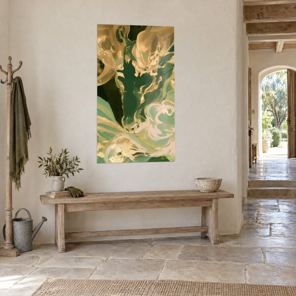 Tableau taureau cornu stylisé en marbrures dorées sur fond vert sapin, tourbillons crème, mur de pierre et couloir voûté