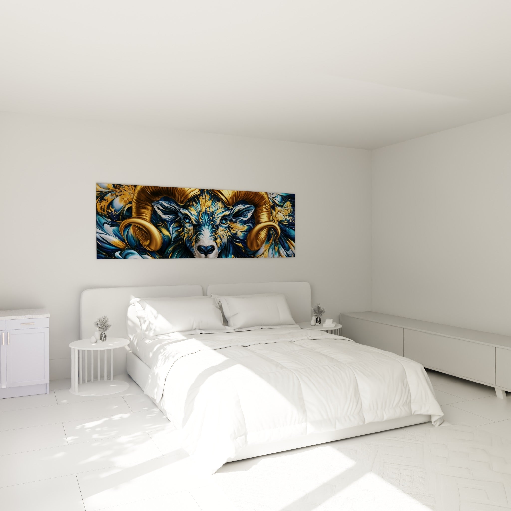 Cornes dorées en spirale et pelage bleu marine du Bélier, accrochées au-dessus d'un lit dans une chambre claire