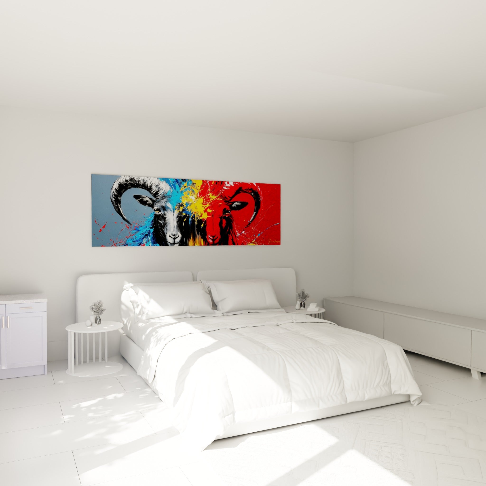 Deux têtes de bélier bleu et rouge se font face au-dessus d'un lit dans une chambre claire
