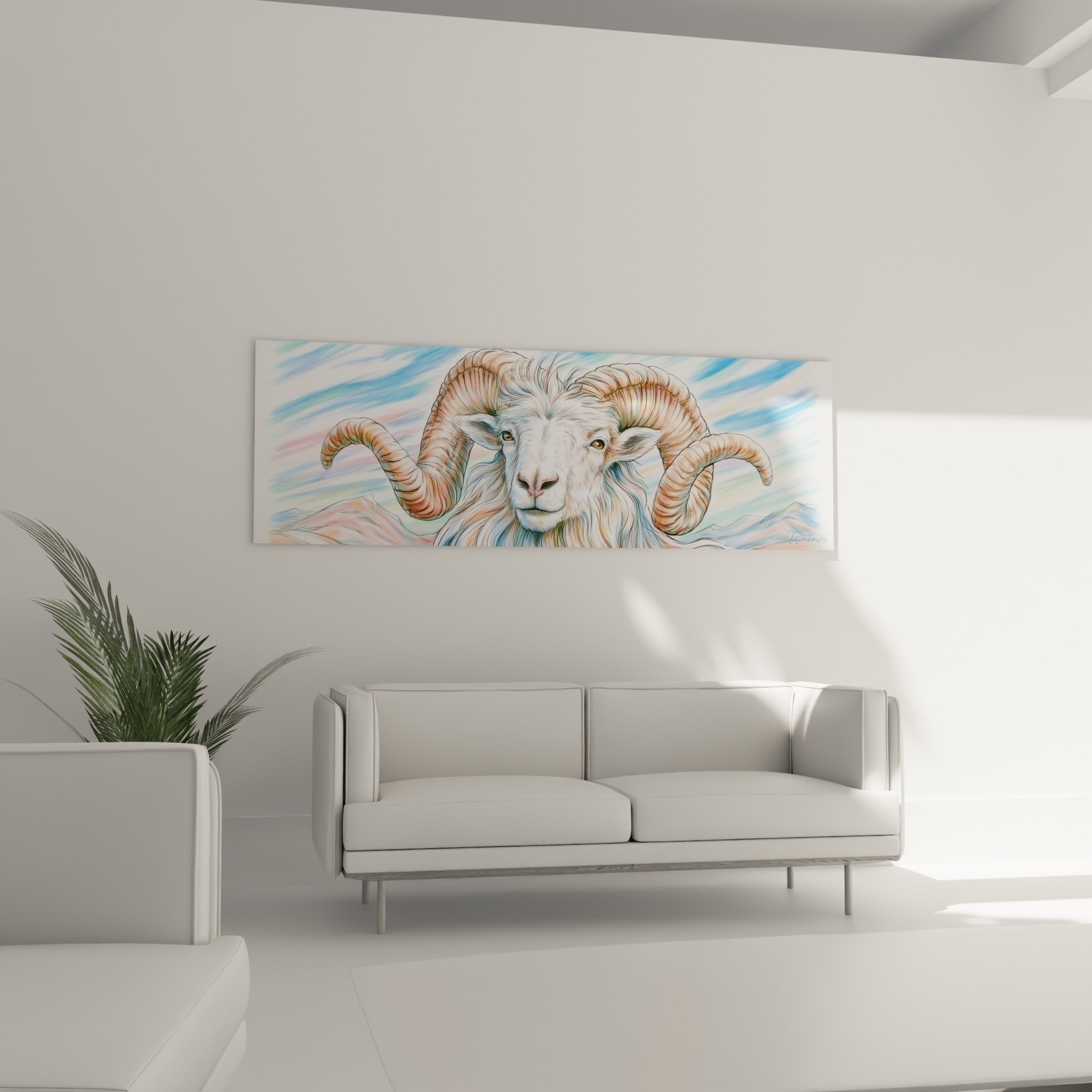 Bélier aux teintes saumon et bleu pastel, cornes spiralées, au-dessus d'un canapé dans un salon lumineux