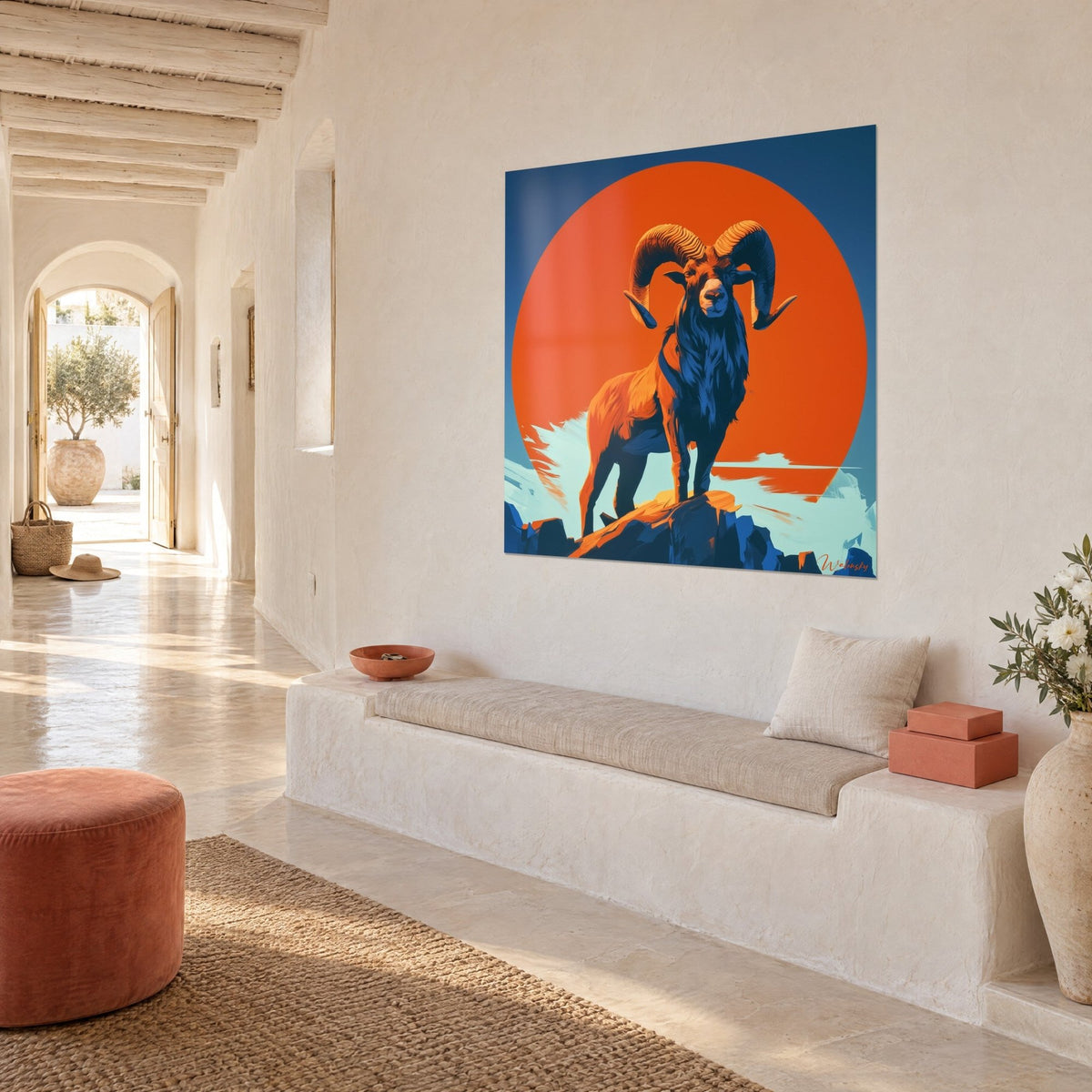 Schilderij van een gehoornde moeflon op een kobaltblauwe rots, enorme oranje zon op de achtergrond, opgehangen in een Mediterraans huis