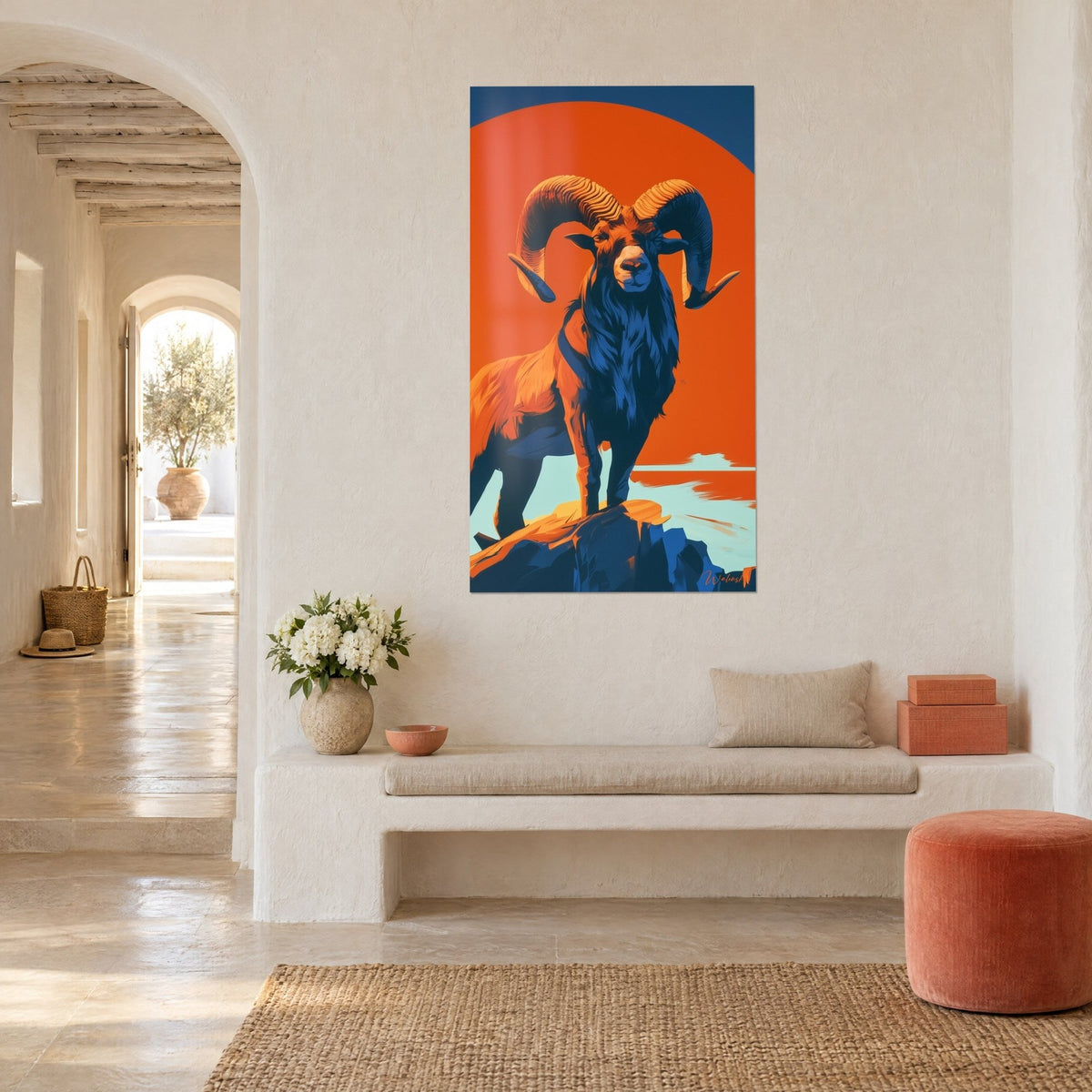 Tableau mouflon de profil trois-quarts, cornes ocre et soleil orange vif sur fond marine, mur blanc d'une maison grecque