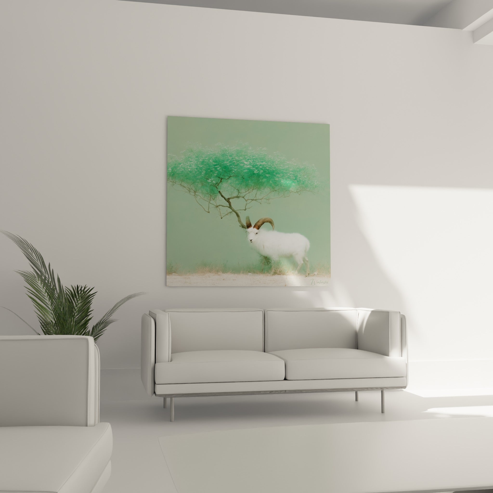 Bélier immaculé et arbre fleuri vert menthe installés au-dessus d'un canapé dans un salon lumineux