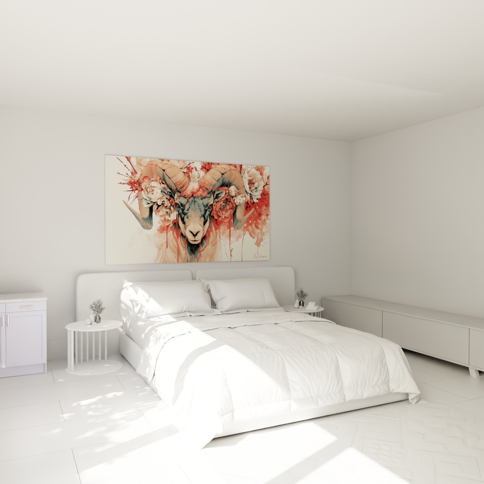 Cornes massives et fleurs corail du bélier accrochées au-dessus d'un lit dans une chambre claire