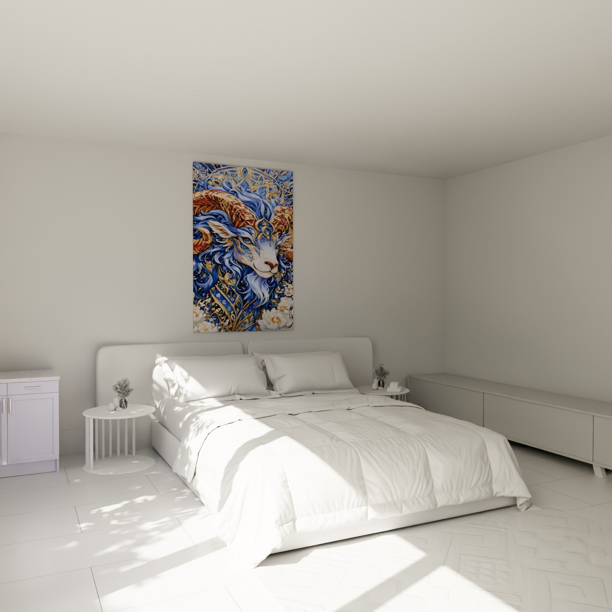 Cornes terracotta et fleurs blanches du bélier bleu roi au-dessus d'un lit dans une chambre claire