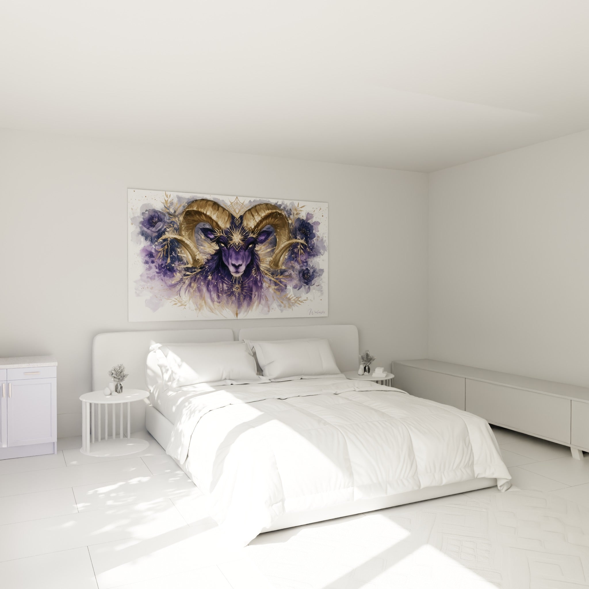 Cornes dorées majestueuses et visage violine du Bélier, accrochées au-dessus d'un lit dans une chambre claire