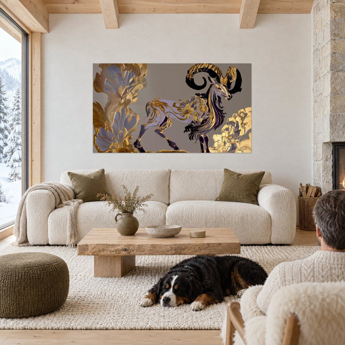 Quadro ariete dalle corna nere a spirale, abito lilla e oro, fiori dorati, cane sdraiato e coppia di spalle, sopra un divano in un soggiorno luminoso