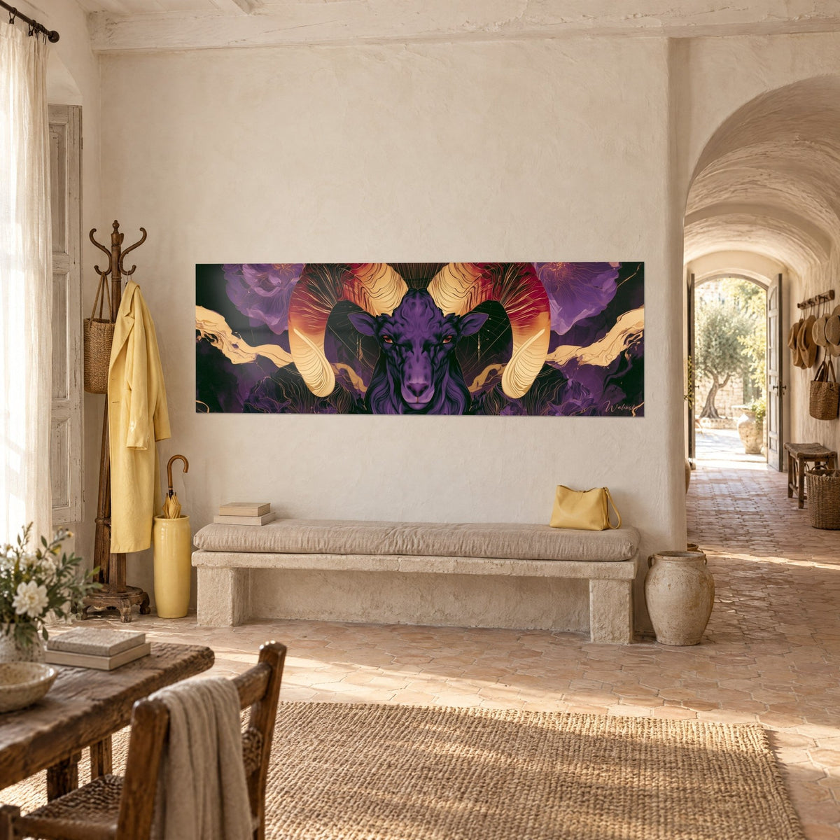 Quadro testa d'ariete scura dagli occhi rossi, volute d'oro su fondo prugna, appeso sopra una panca di pietra in un corridoio a volta