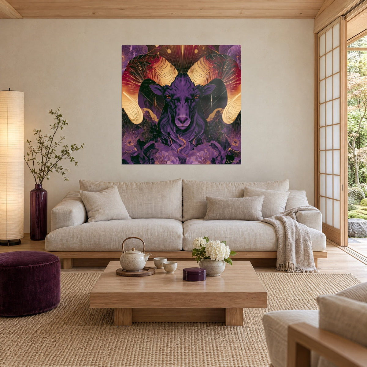 Schilderij paarse ram met gouden en purperen hoorns, hypnotiserende rode blik, boven een bank in een lichte woonkamer