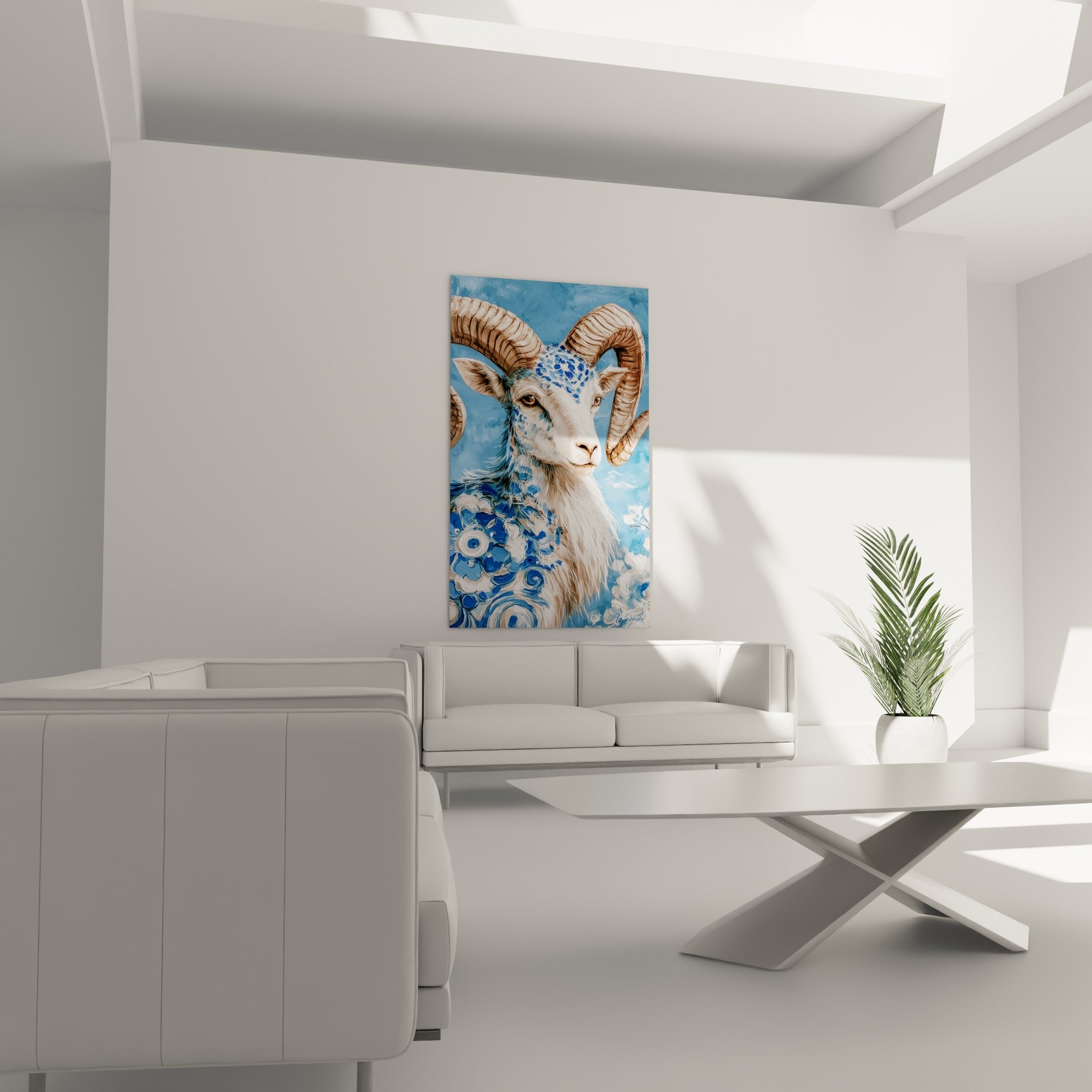 Regard sombre et fleurs bleu marine sur fond azuré, au-dessus d'un canapé dans un salon lumineux