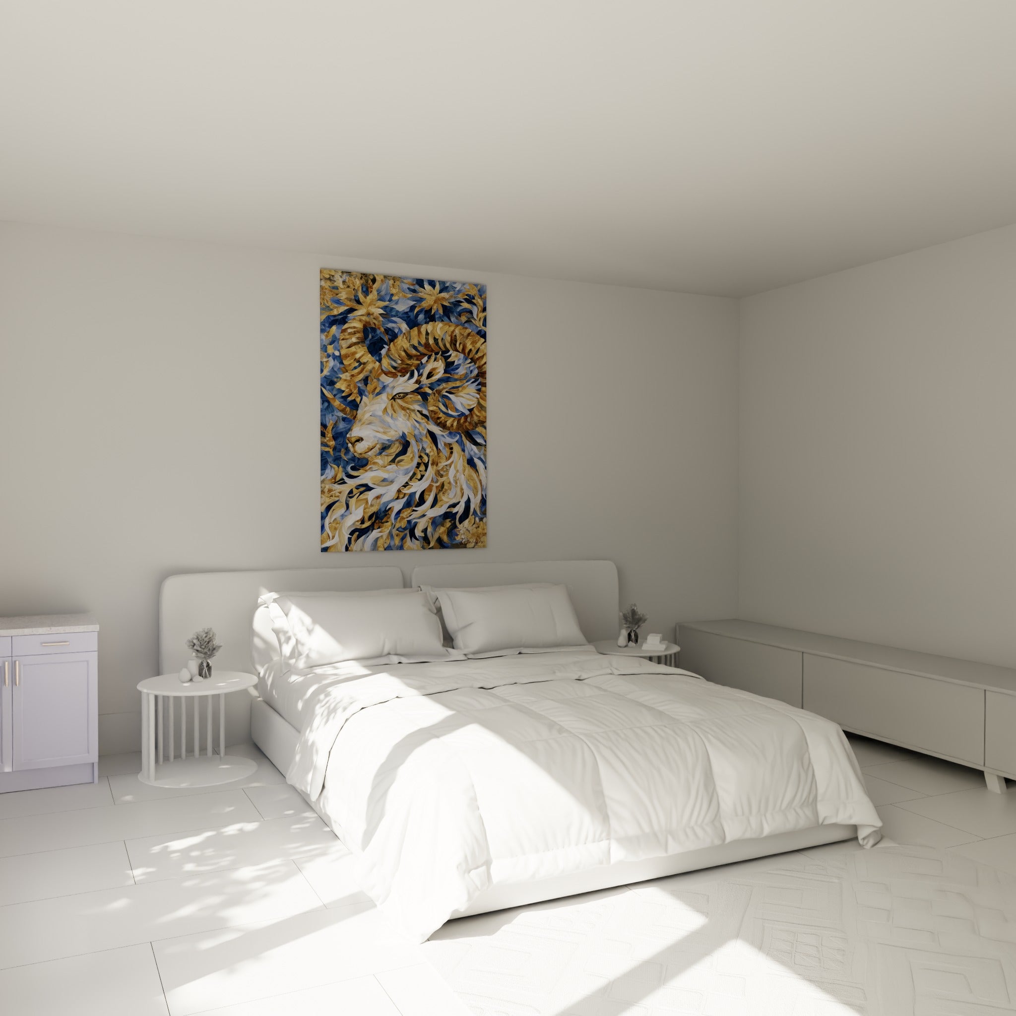 Cornes enroulées dorées et fond bleu nuit du Bélier trônent au-dessus d'un lit dans une chambre claire