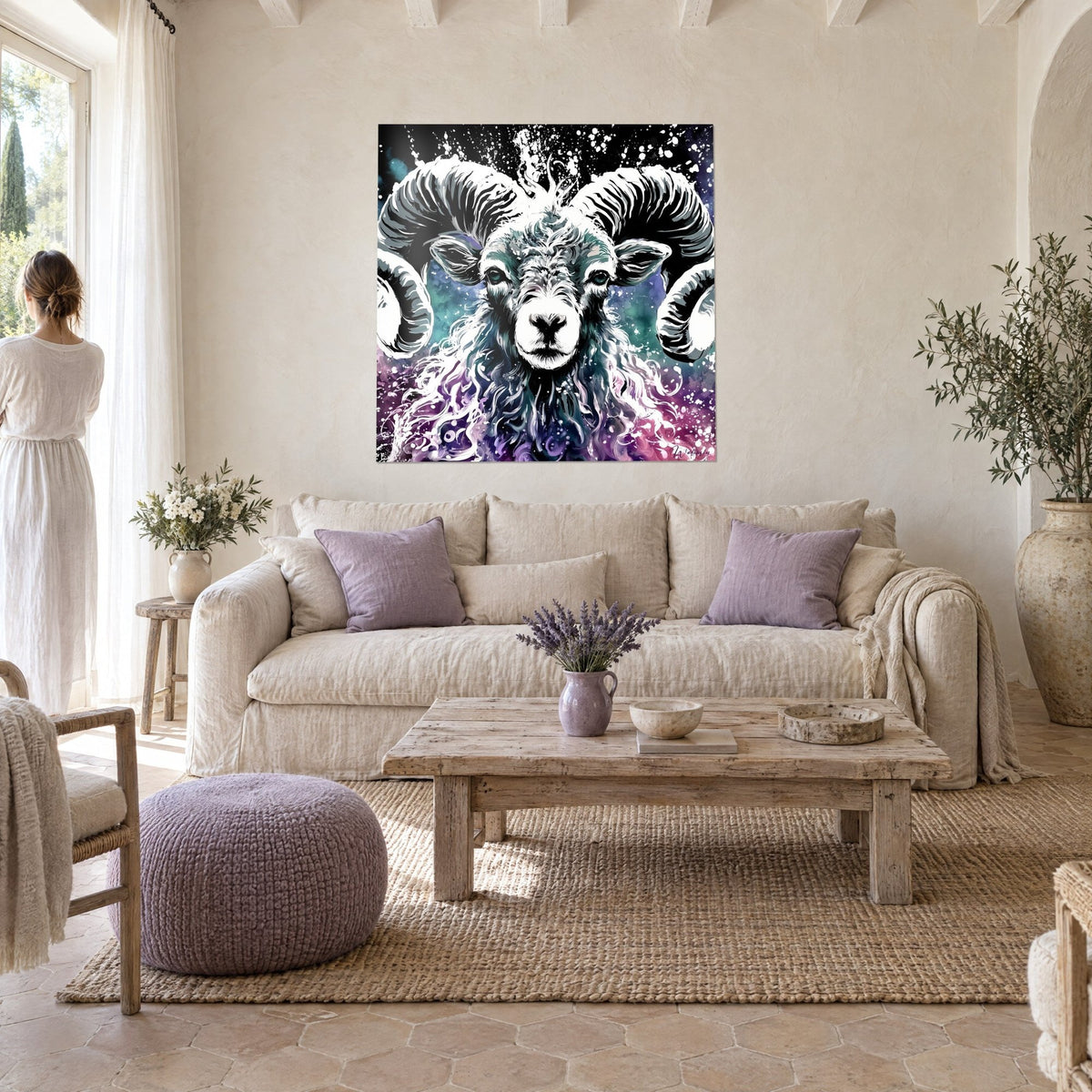 Tableau bélier aux cornes spiralées noir et blanc sur fond turquoise et violet, au-dessus d'un canapé dans un salon lumineux