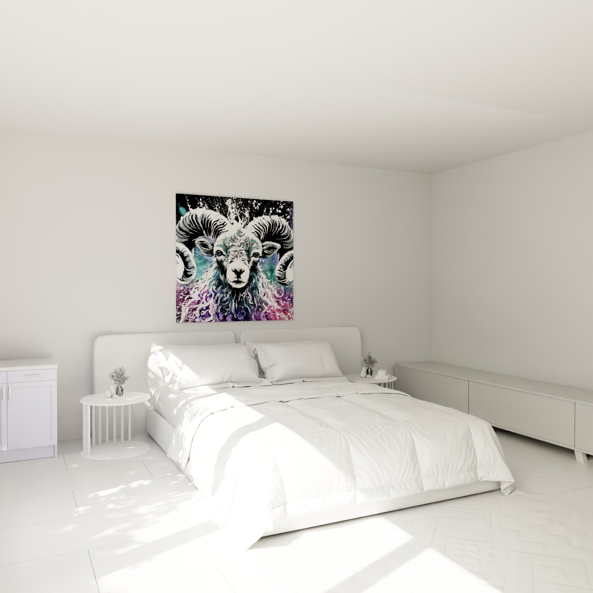 Cornes torsadées d'un bélier turquoise et violet, accrochées au-dessus d'un lit dans une chambre claire