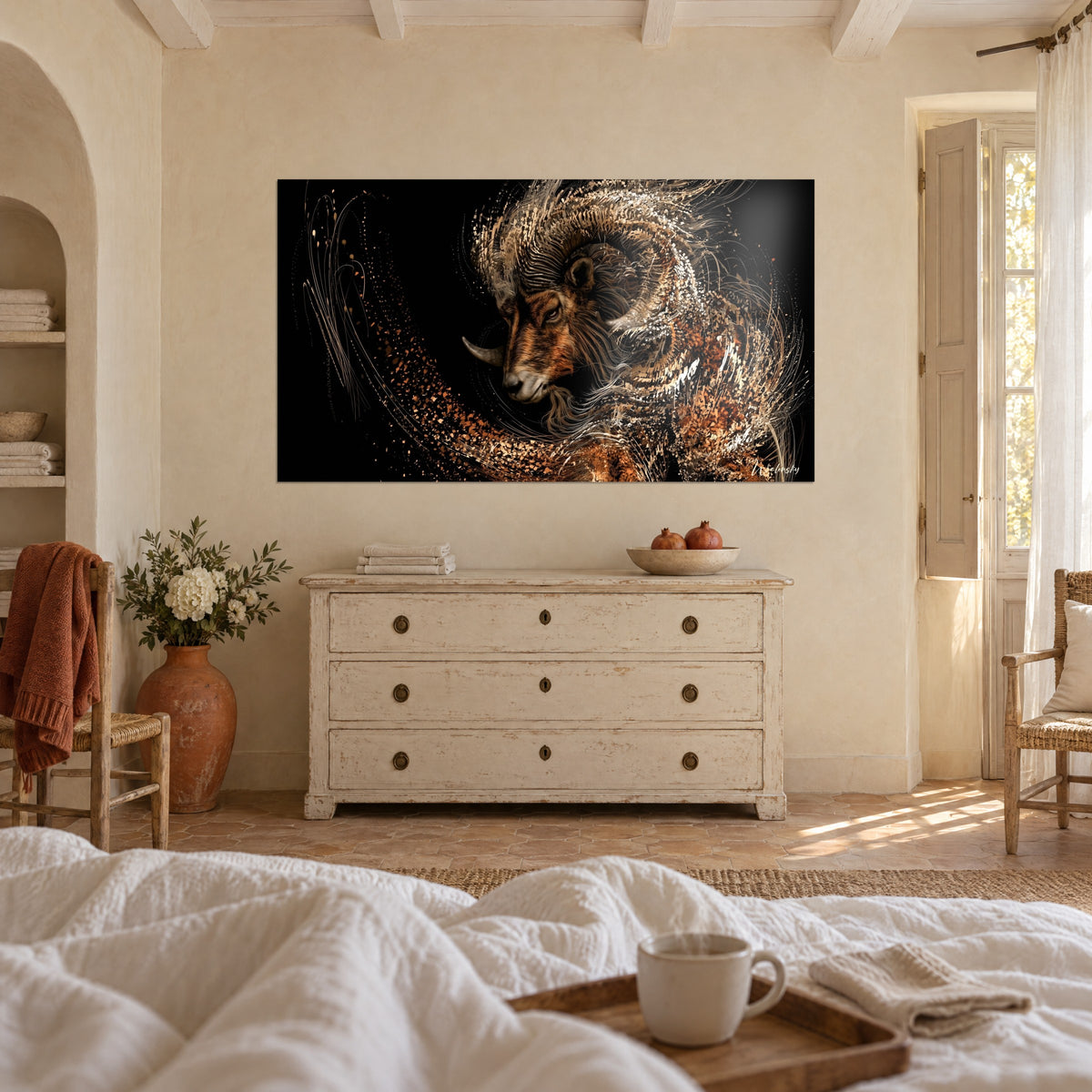 Gemälde Widderkopf aus kupfernen und elfenbeinfarbenen Fragmenten auf schwarzem Grund, über einem Bett in einem hellen Schlafzimmer